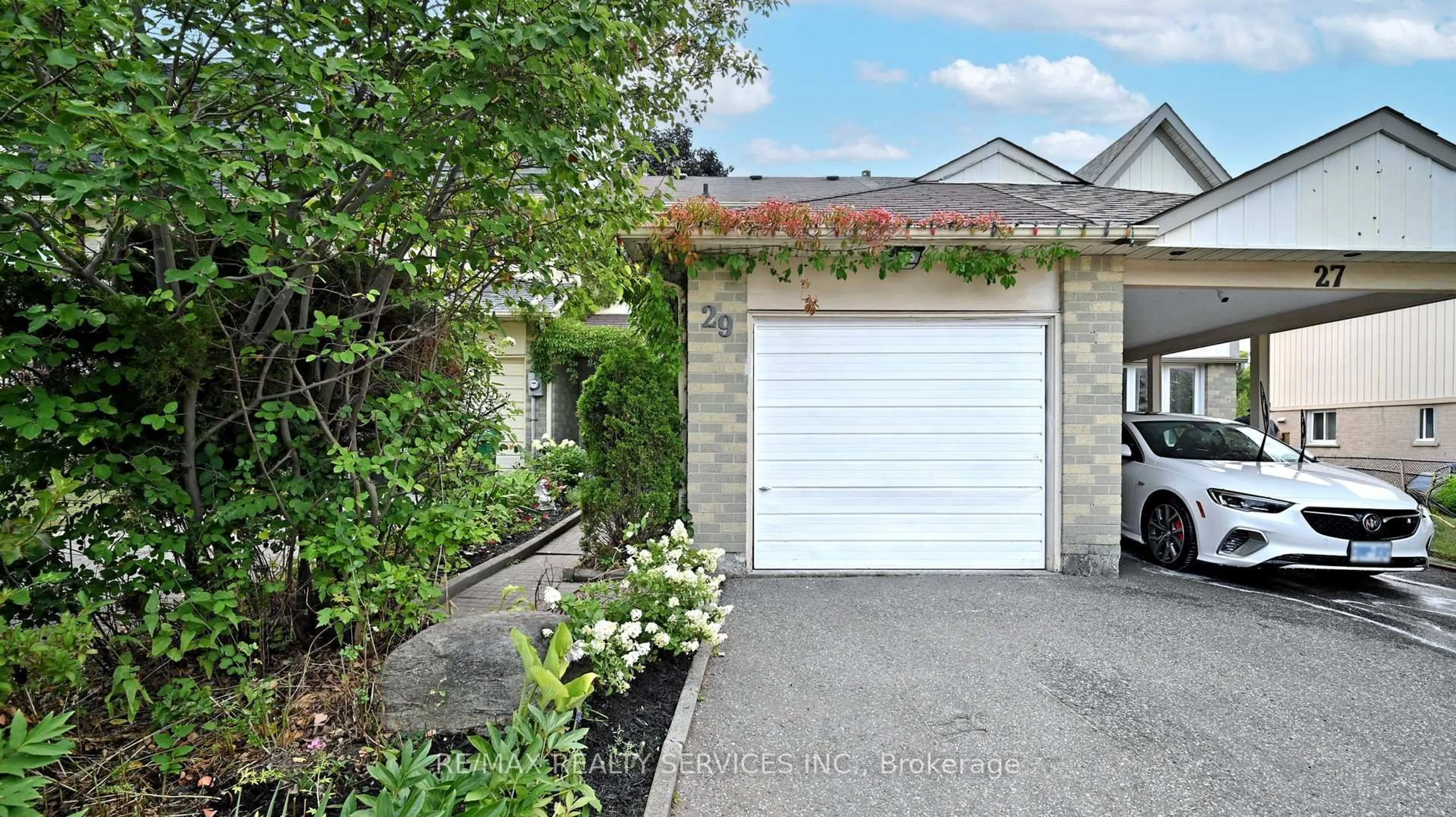 Indoor garage for 29 Primrose Cres, Brampton Ontario L6Z 1E1