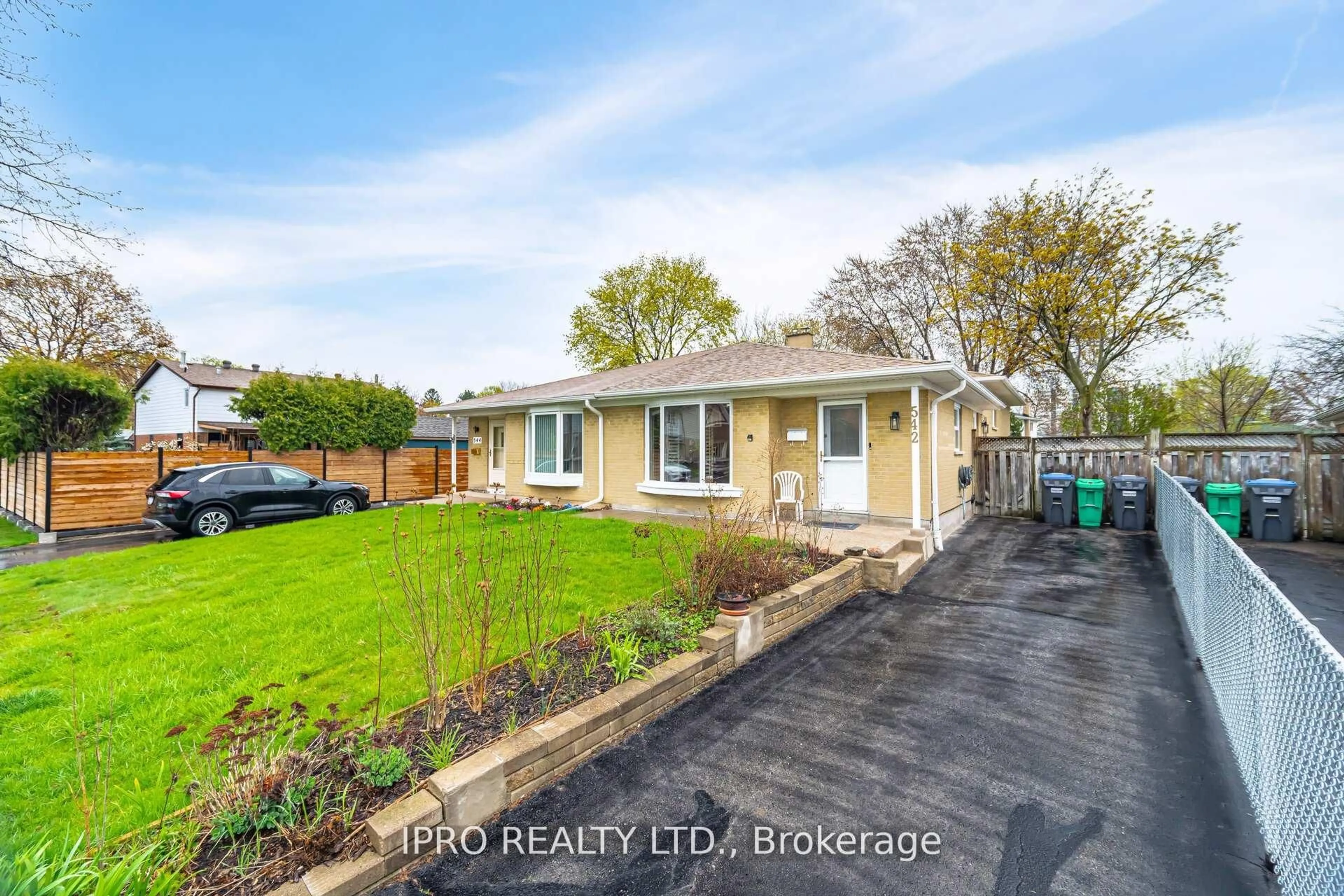 A pic from outside/outdoor area/front of a property/back of a property/a pic from drone, street for 542 Lana Terr, Mississauga Ontario L5A 3B3