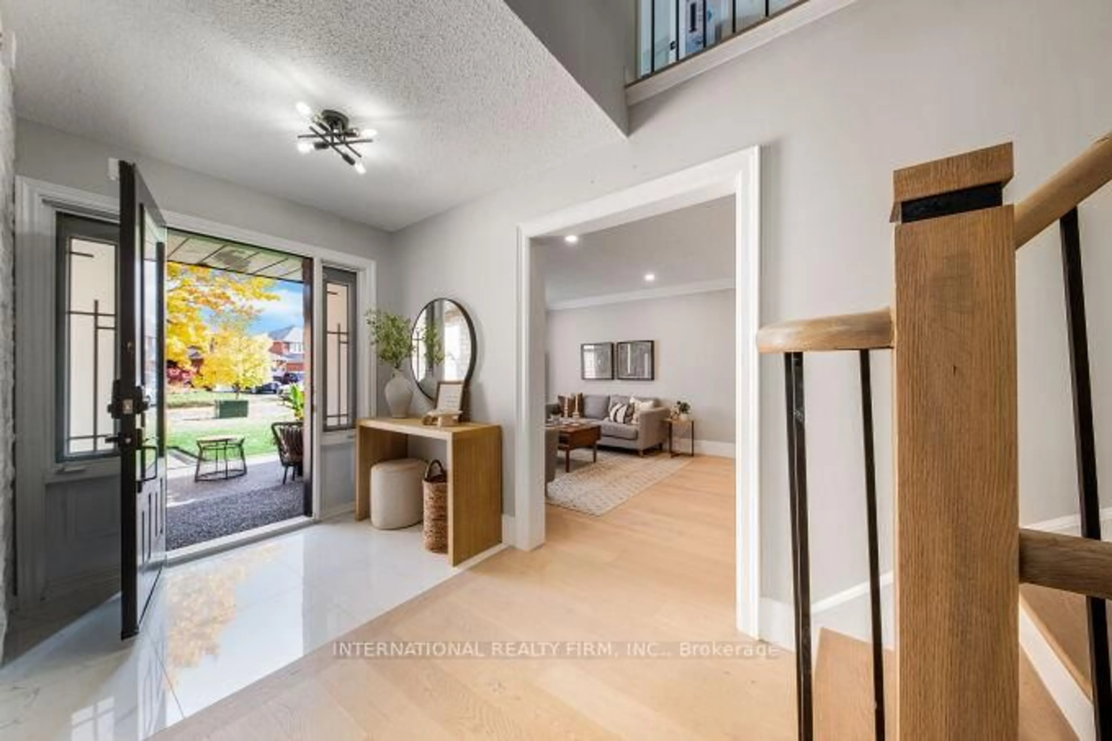 Indoor entryway for 52 Donaghedy Dr, Halton Hills Ontario L7G 5H1