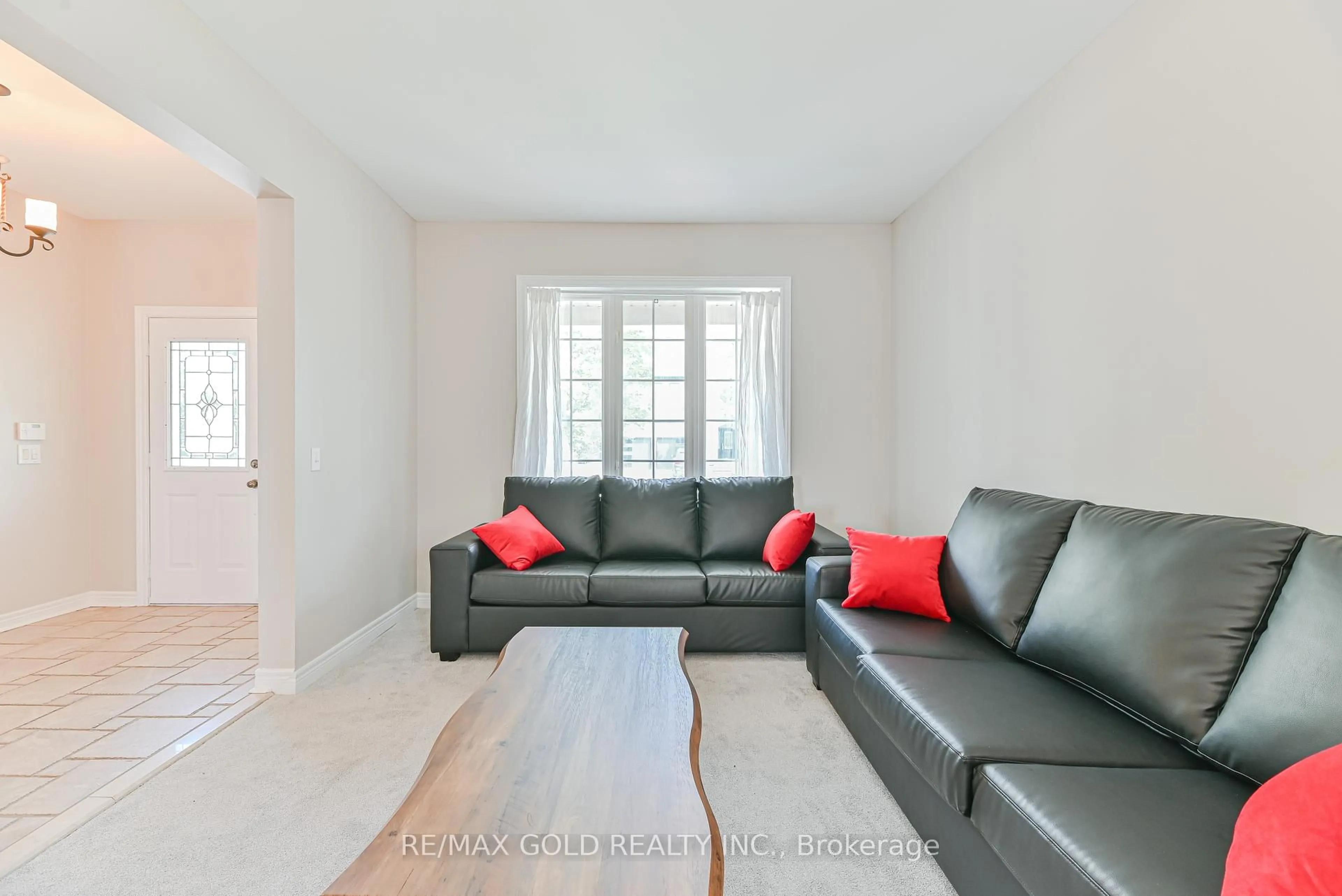 Living room with furniture, unknown for 45 Treeline Blvd, Brampton Ontario L6P 1E4