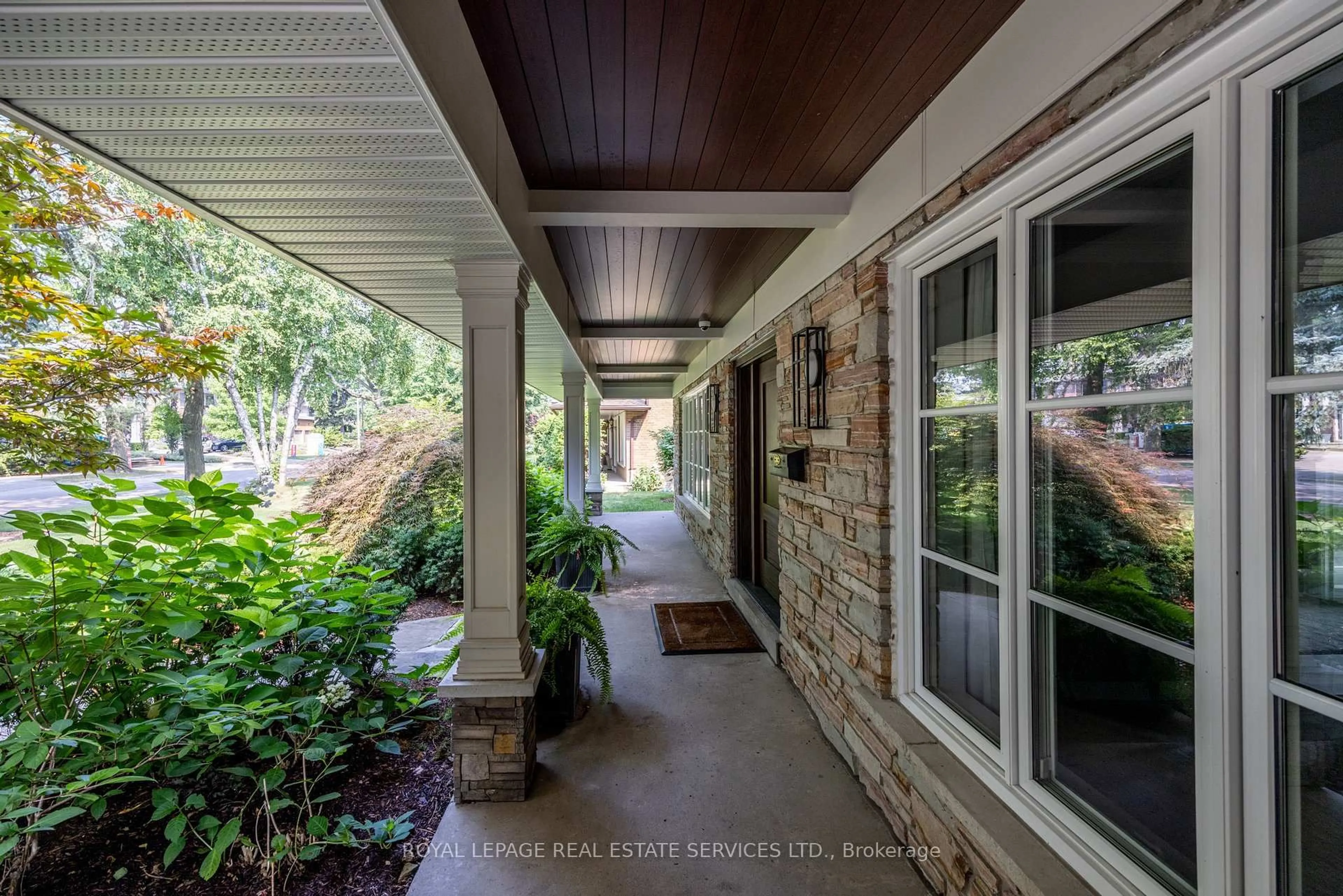 Indoor entryway for 36 Edenvale Cres, Toronto Ontario M9A 4A5