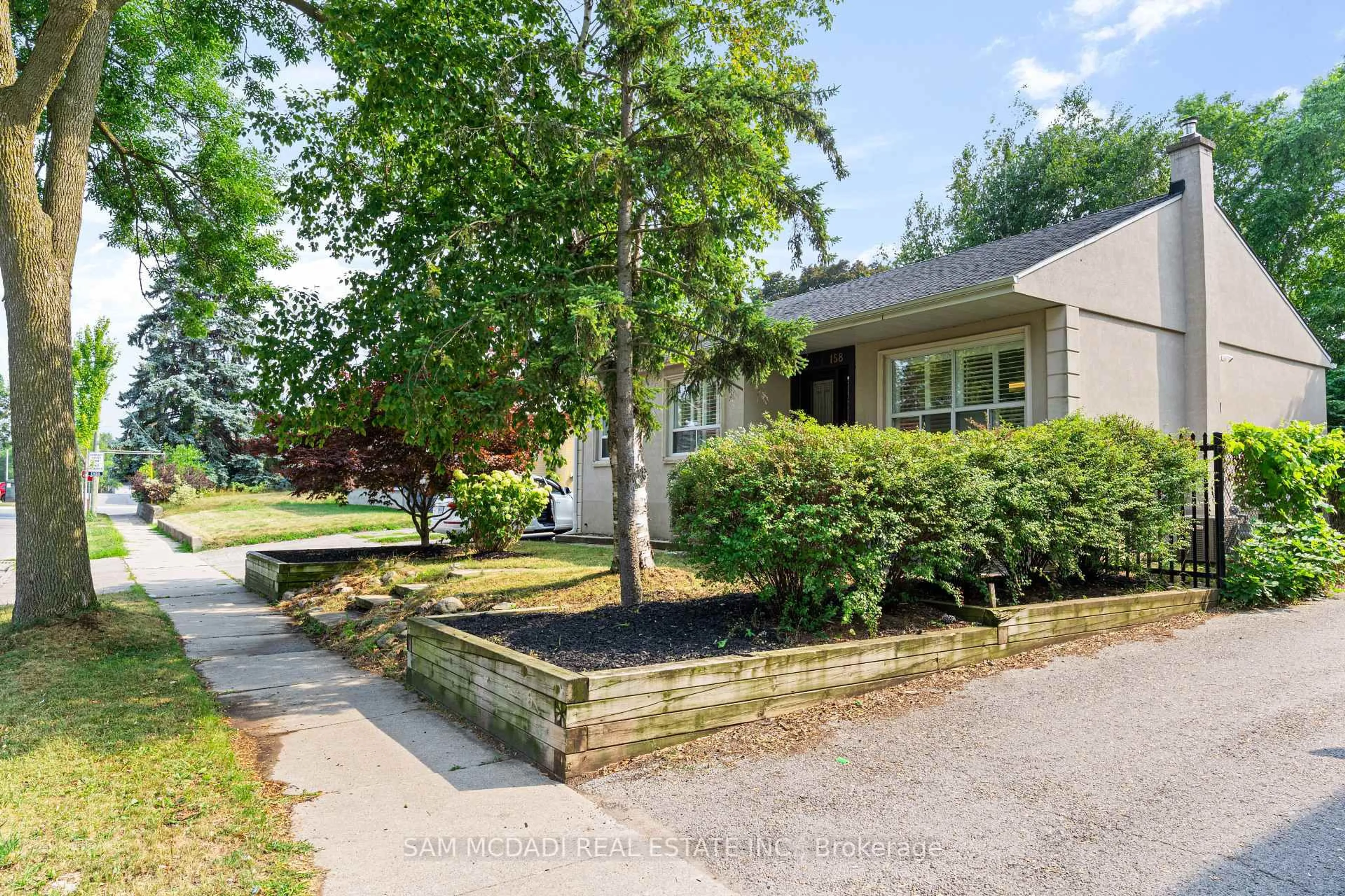 A pic from outside/outdoor area/front of a property/back of a property/a pic from drone, street for 158 Felan Ave, Oakville Ontario L6K 2X5