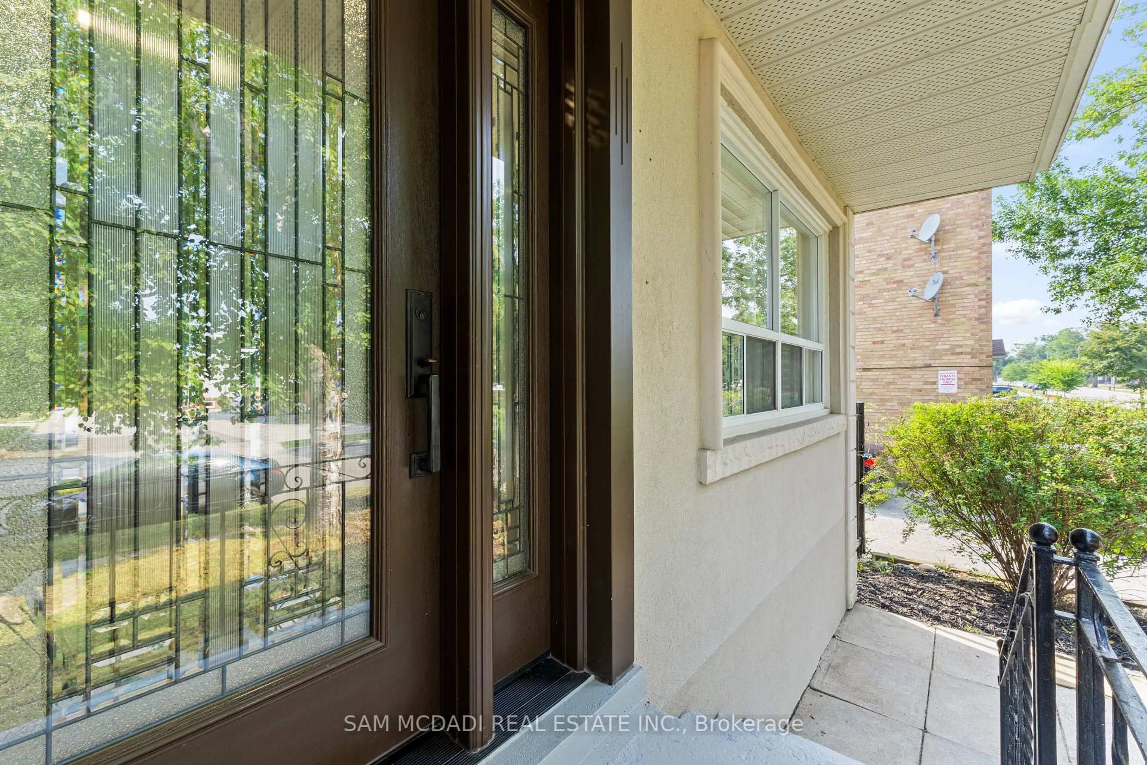 Indoor entryway for 158 Felan Ave, Oakville Ontario L6K 2X5