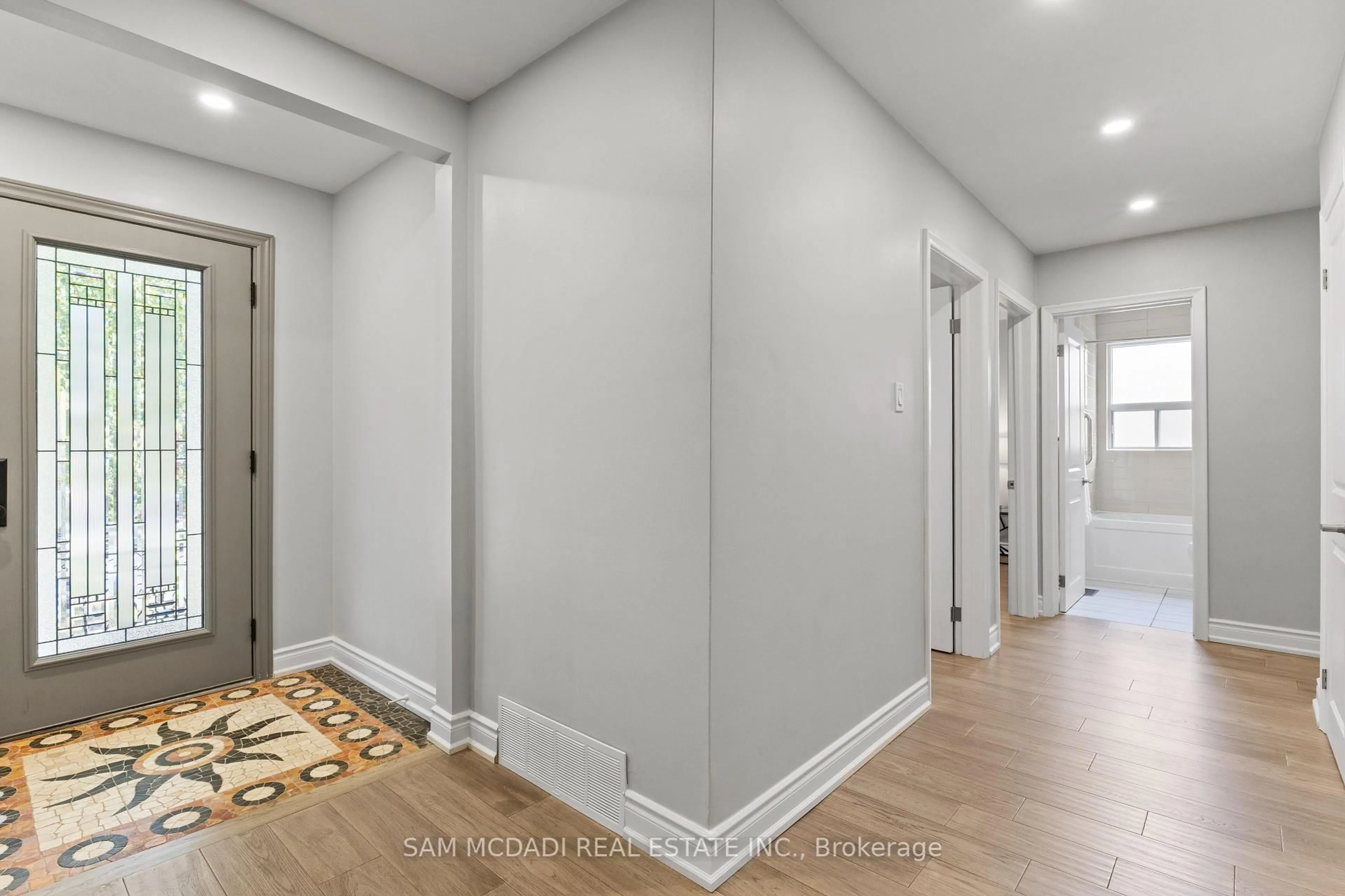 Indoor entryway for 158 Felan Ave, Oakville Ontario L6K 2X5