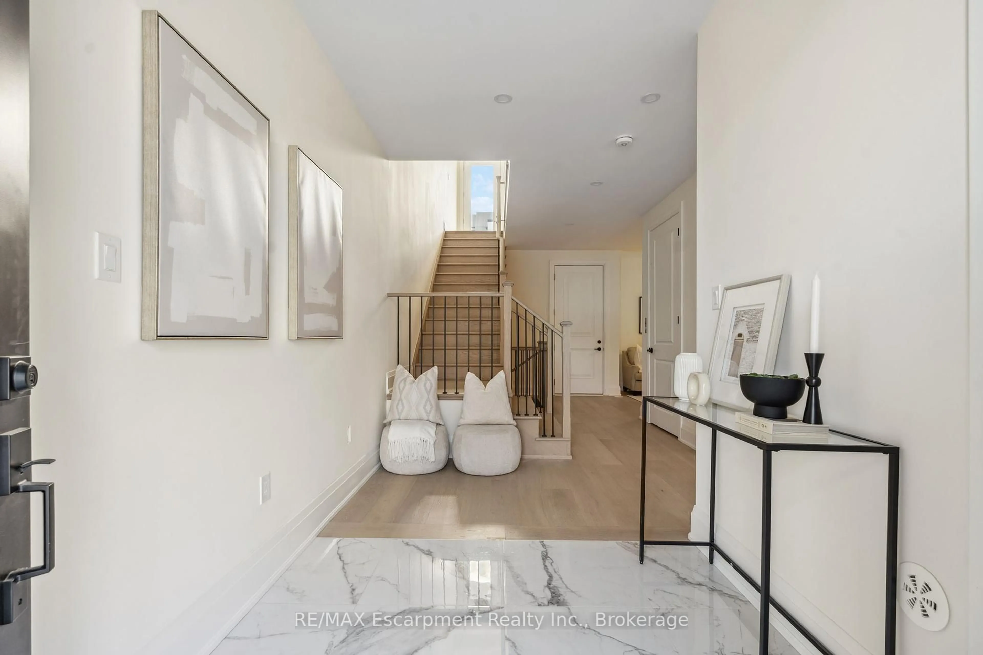 Indoor entryway for 2282 Sovereign St, Oakville Ontario L6L 0H9
