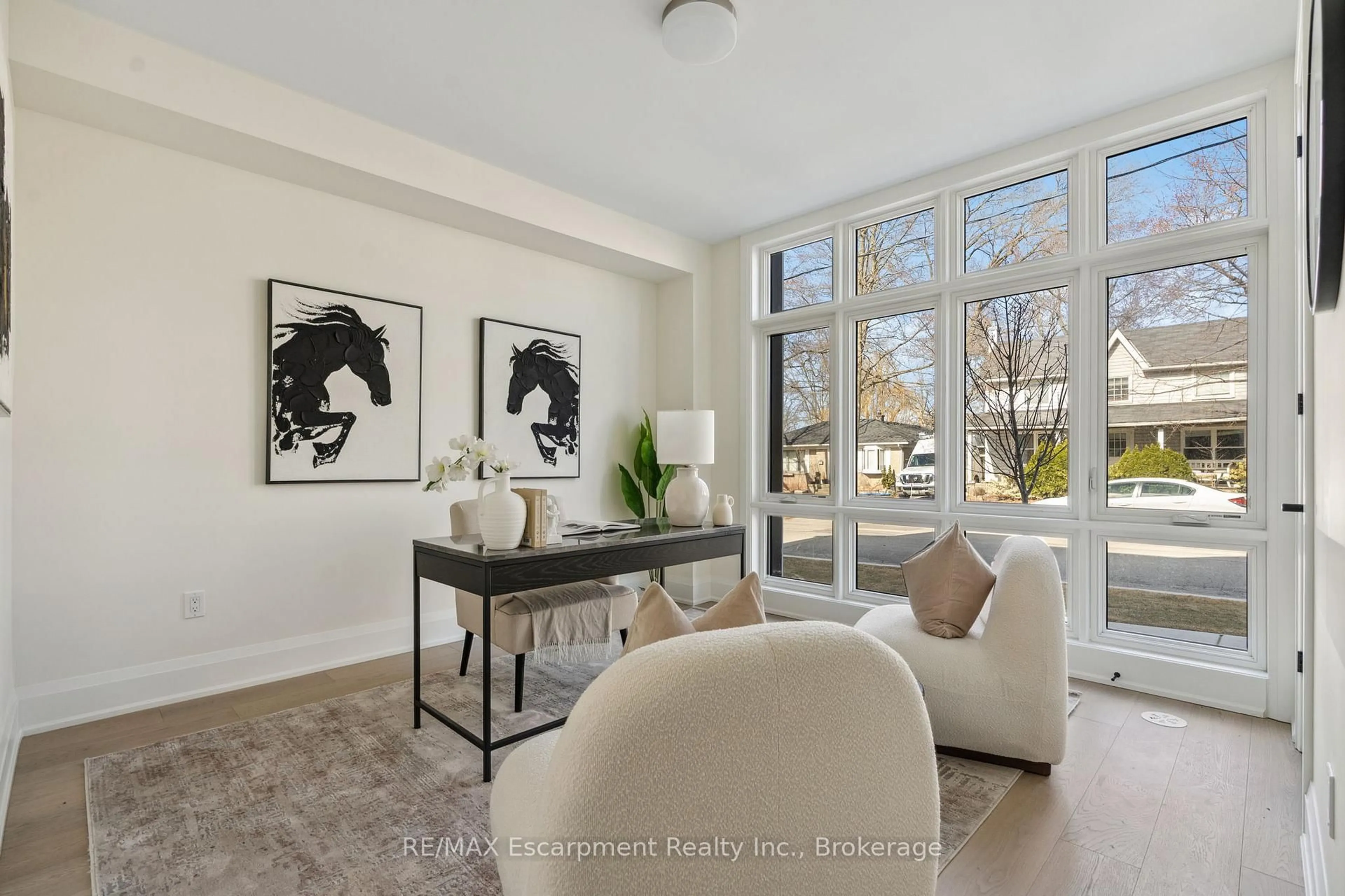 Living room with furniture, unknown for 2282 Sovereign St, Oakville Ontario L6L 0H9