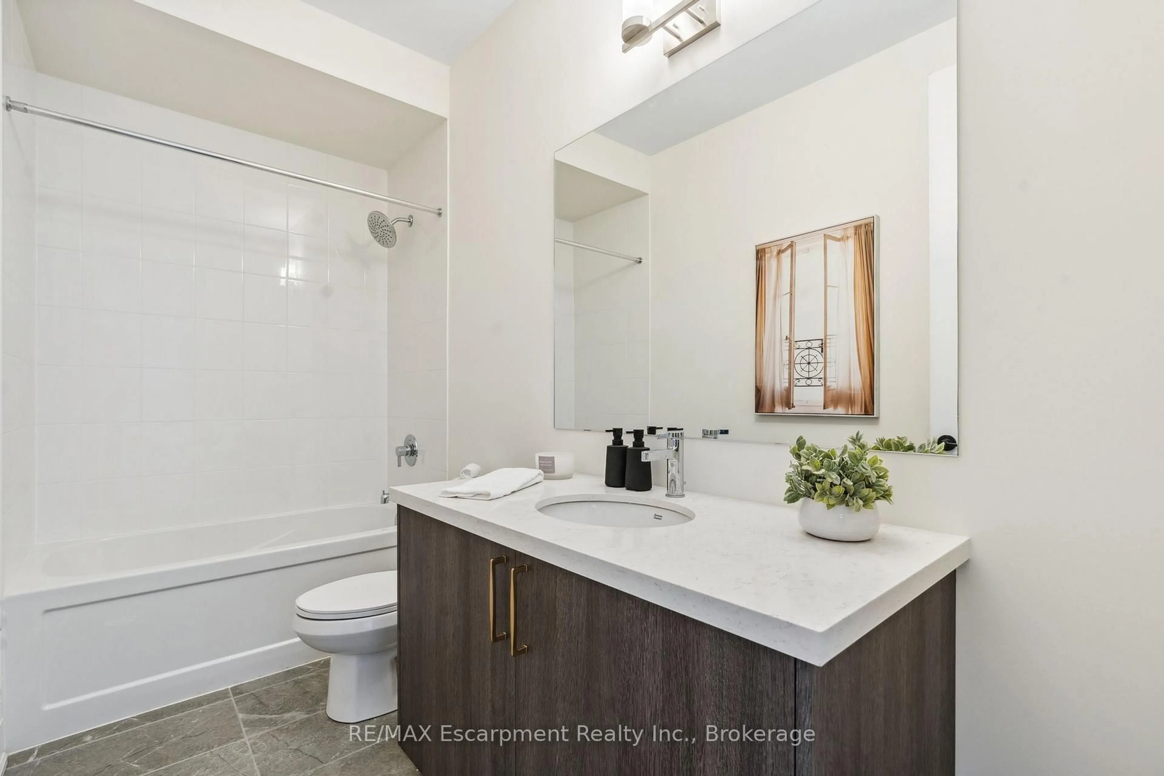Standard bathroom, ceramic/tile floor for 2282 Sovereign St, Oakville Ontario L6L 0H9