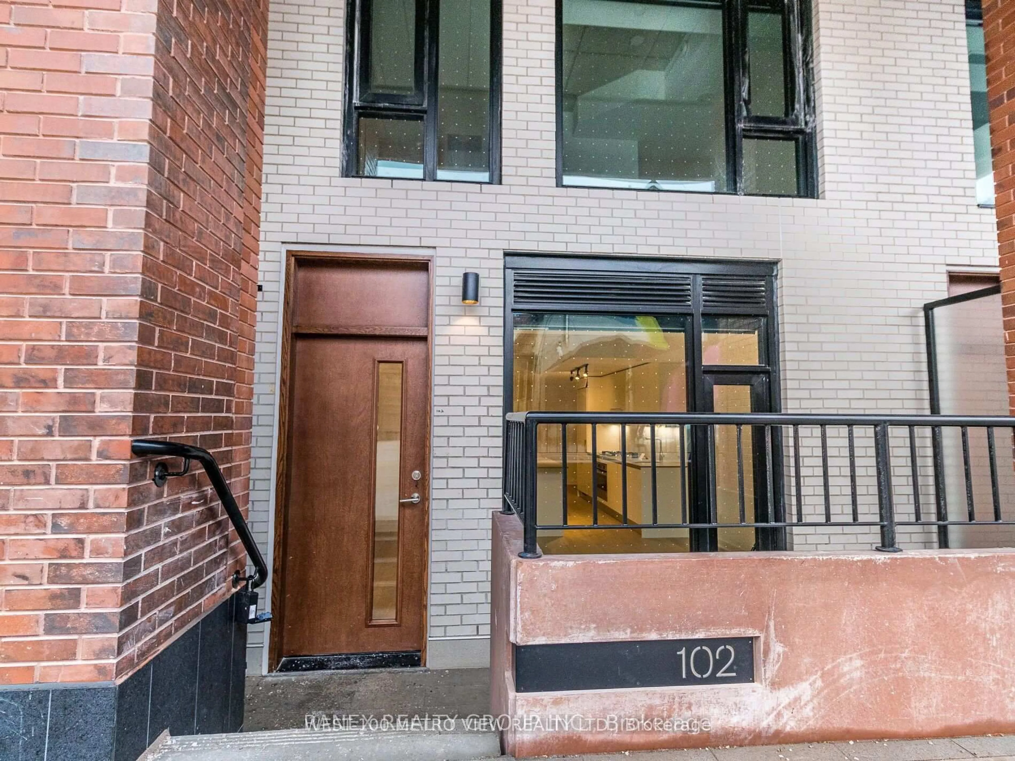 Unknown for 7 Watkinson Ave #TH 102, Toronto Ontario M6P 1Y2
