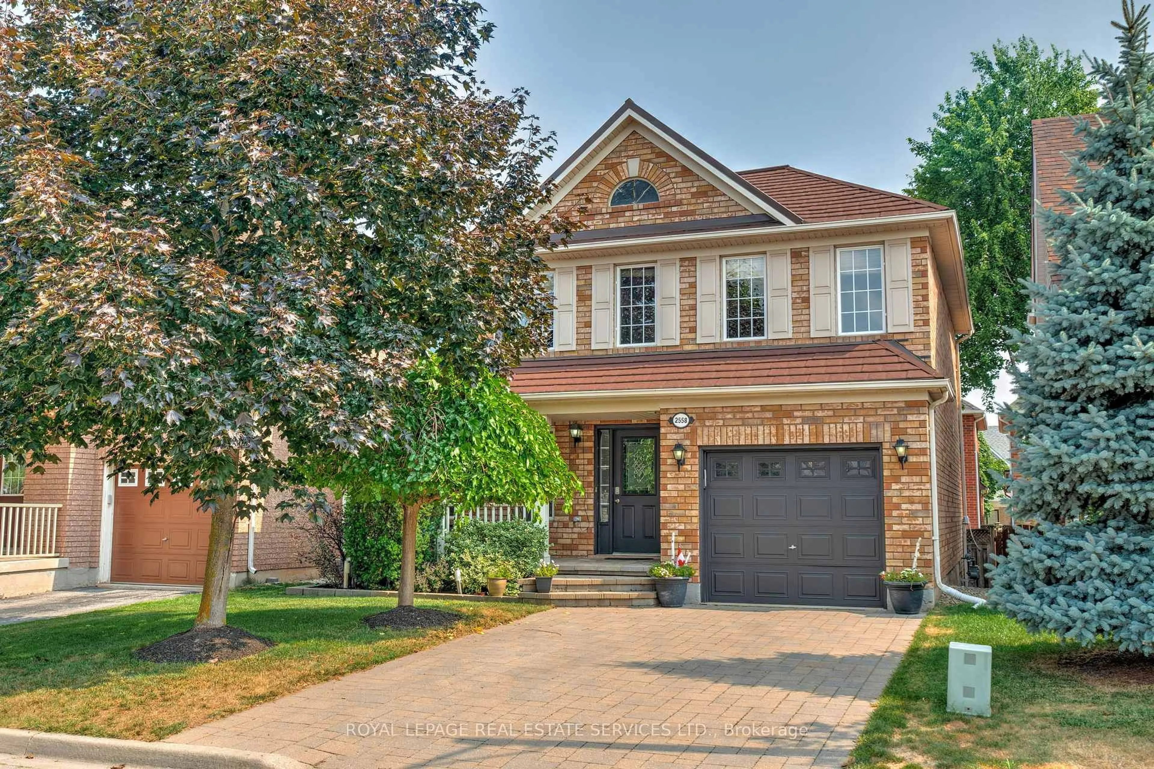 Home with brick exterior material, street for 2558 Falkland Cres, Oakville Ontario L6M 4Y1
