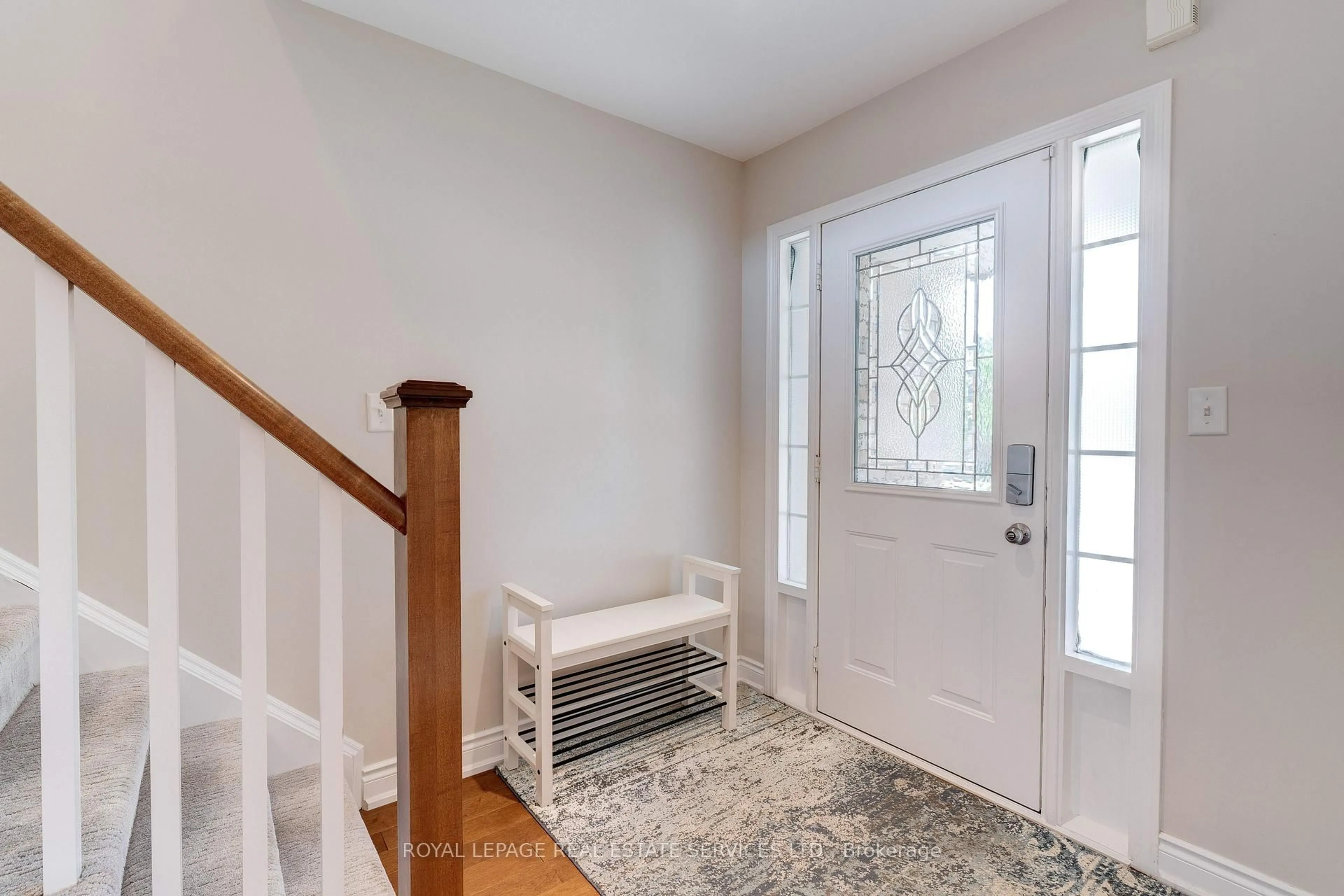 Indoor entryway for 2558 Falkland Cres, Oakville Ontario L6M 4Y1