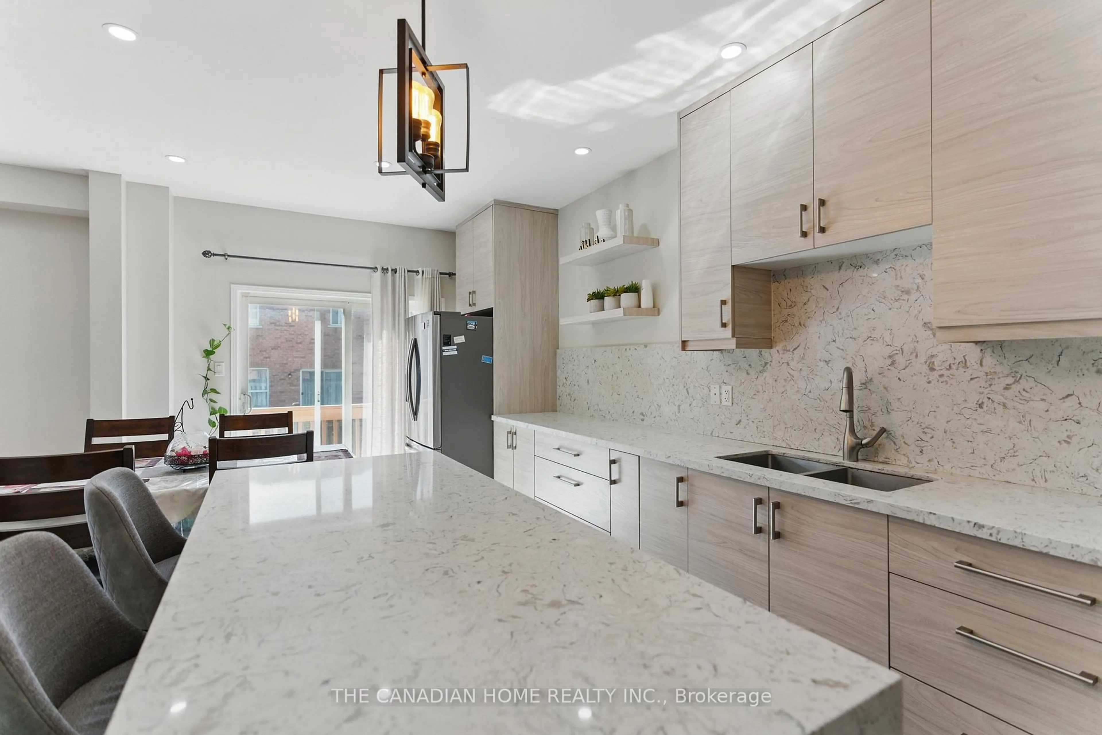 Open concept kitchen, ceramic/tile floor for 3770 Brinwood Gate, Mississauga Ontario L5M 7H2