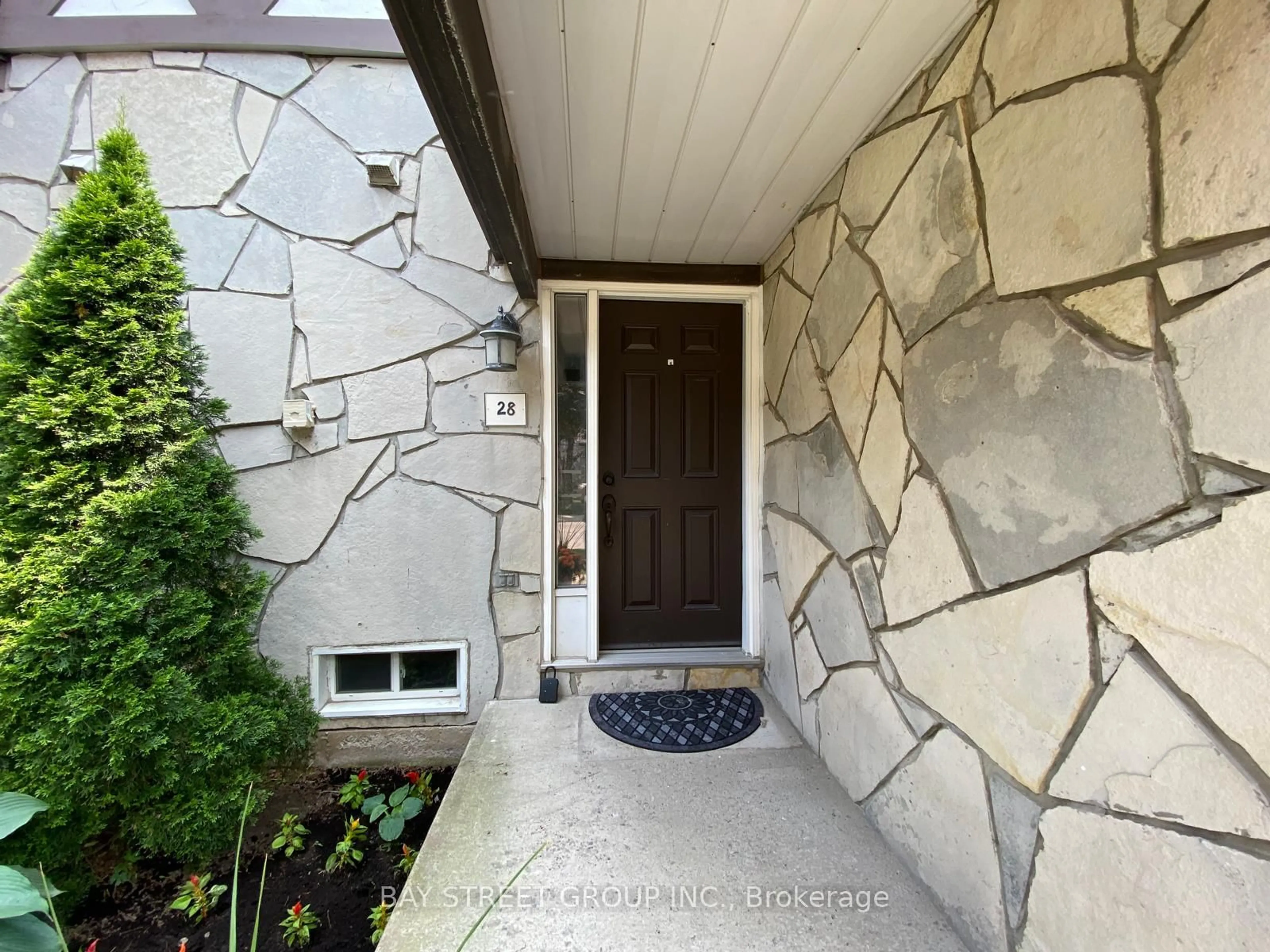 Indoor entryway for 2200 Glenwood School Dr #28, Burlington Ontario L7R 4H7
