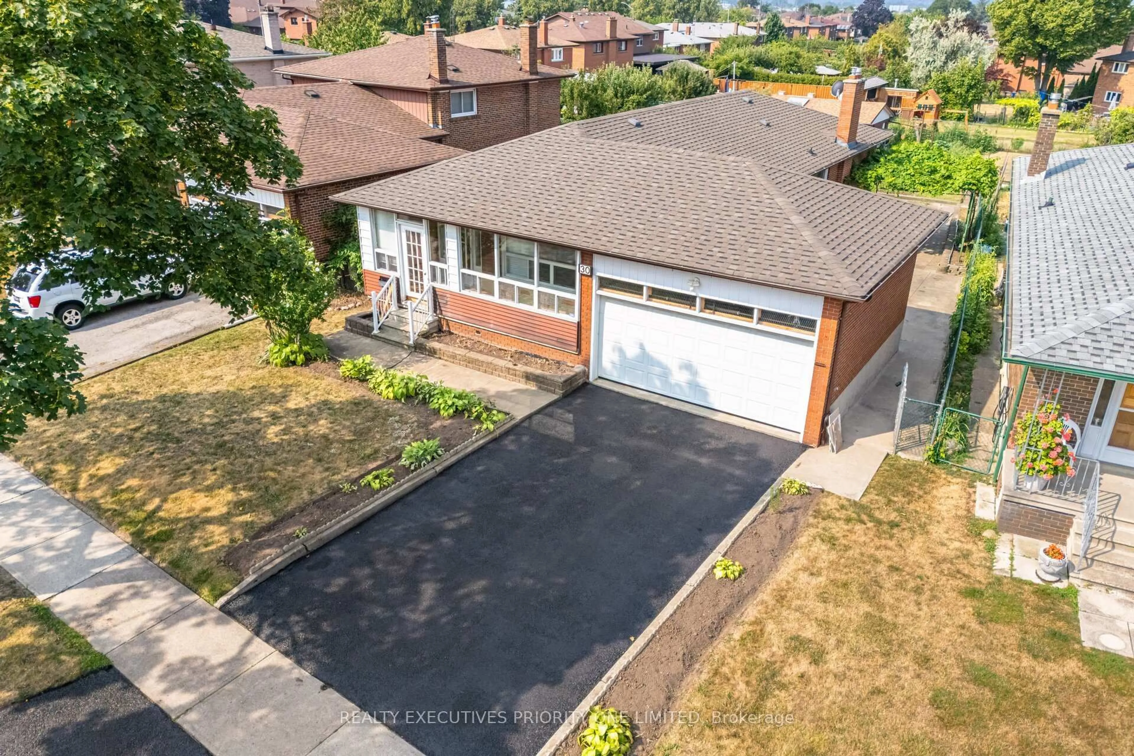 A pic from outside/outdoor area/front of a property/back of a property/a pic from drone, street for 30 Bartel Dr, Toronto Ontario M3N 1C9