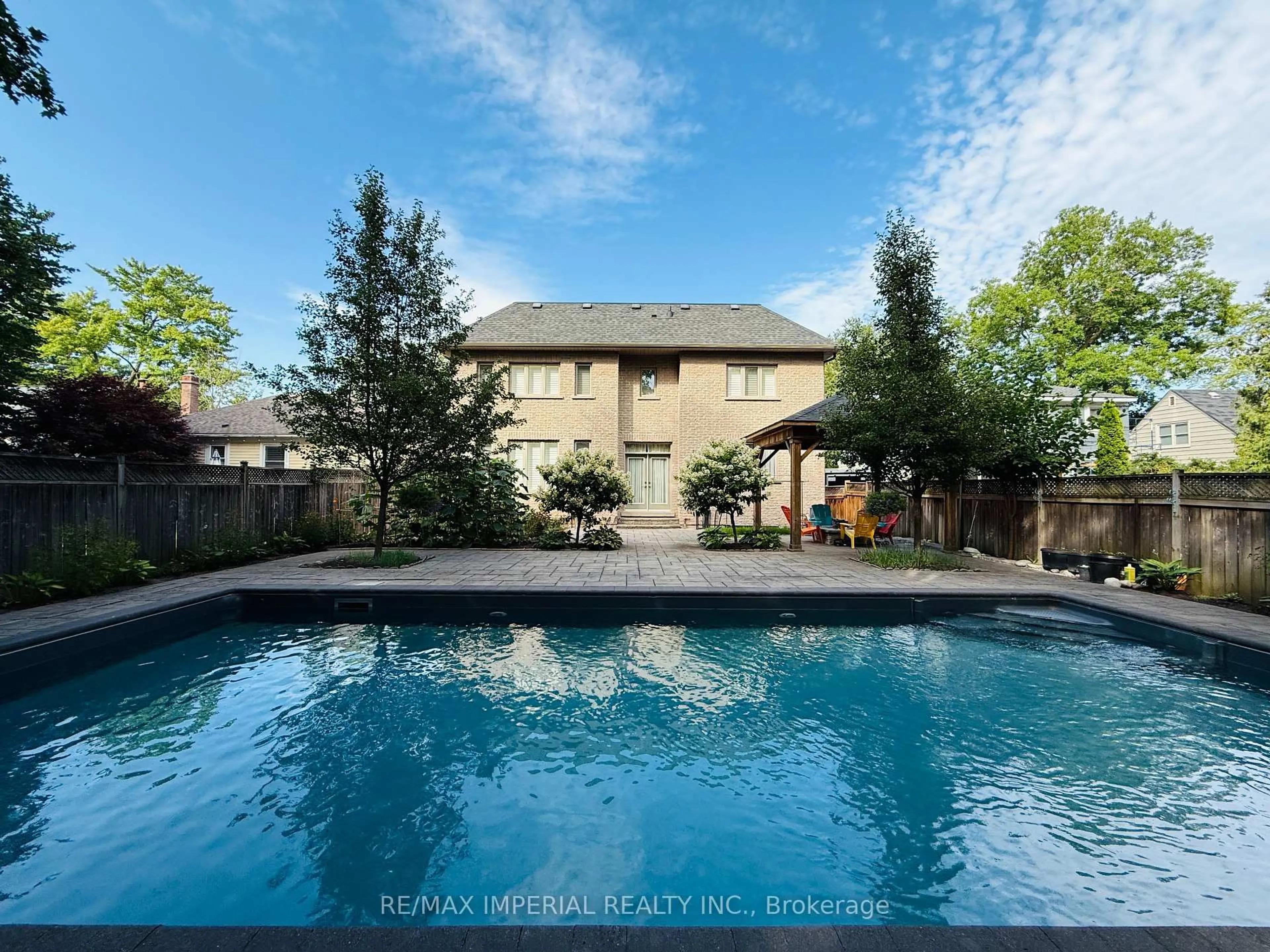 A pic from outside/outdoor area/front of a property/back of a property/a pic from drone, water/lake/river/ocean view for 418 Queen Mary Dr, Oakville Ontario L6K 3M1