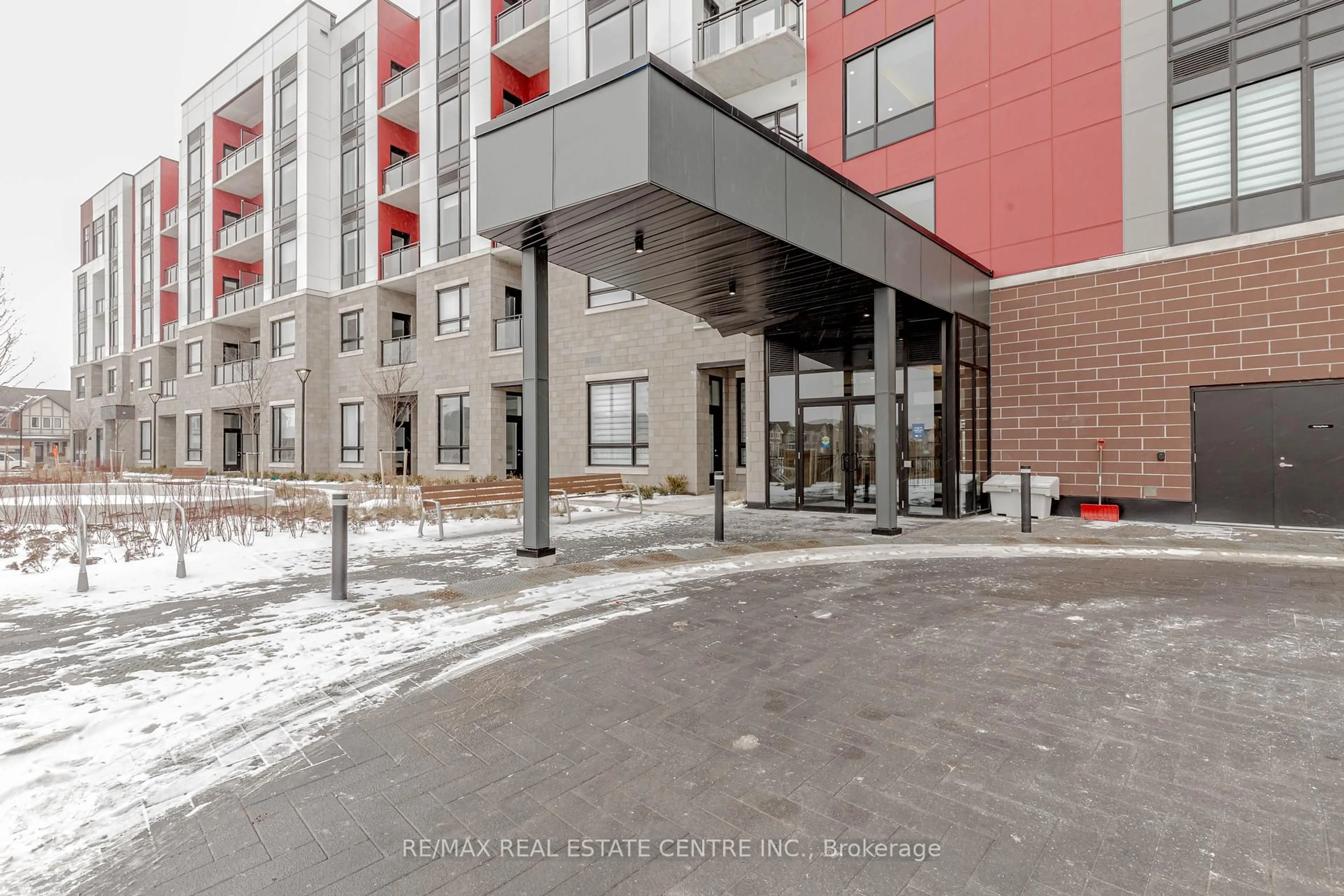 Indoor foyer for 3265 Carding Mill Tr #310, Oakville Ontario L6M 0W6