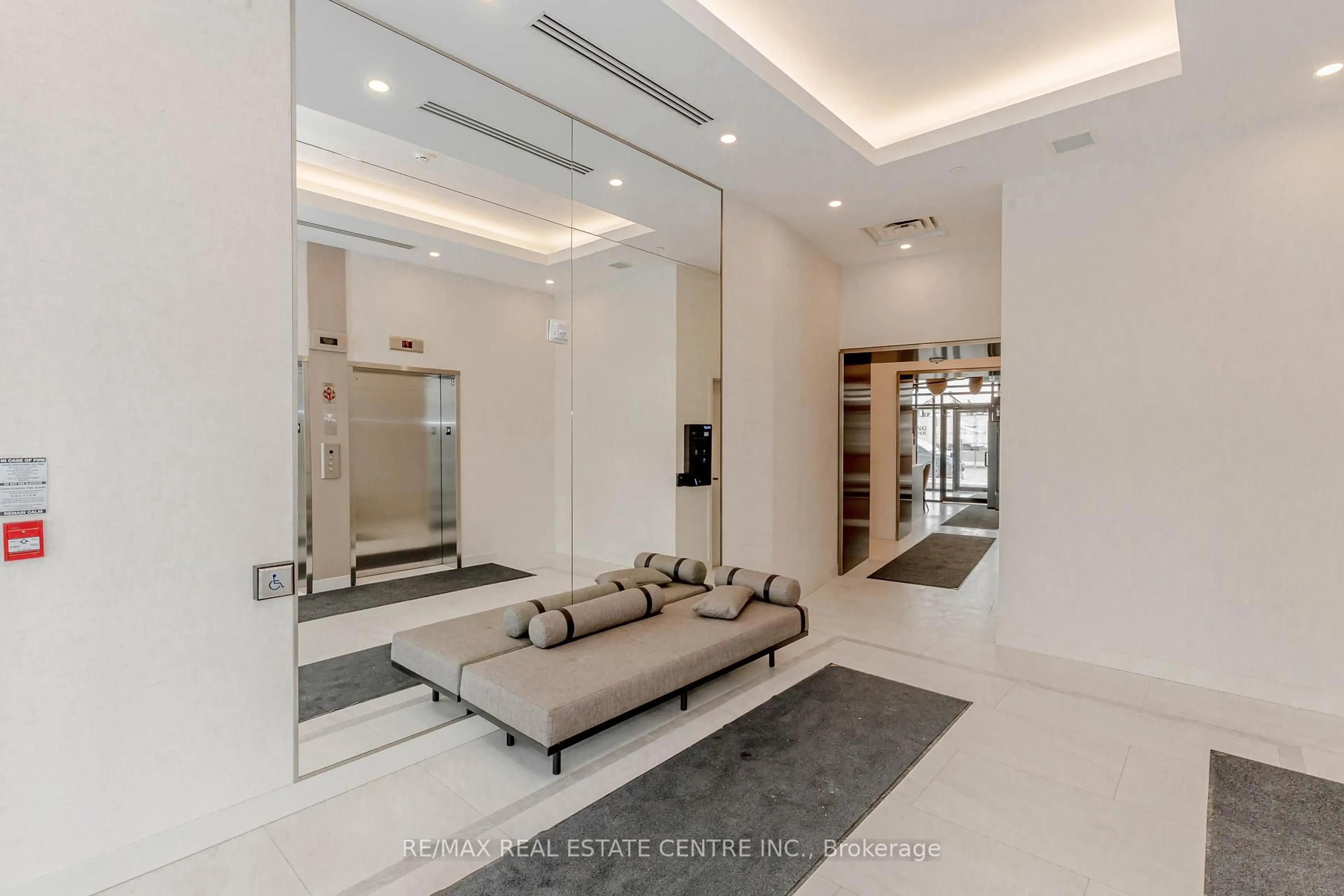 Indoor foyer for 3265 Carding Mill Tr #310, Oakville Ontario L6M 0W6