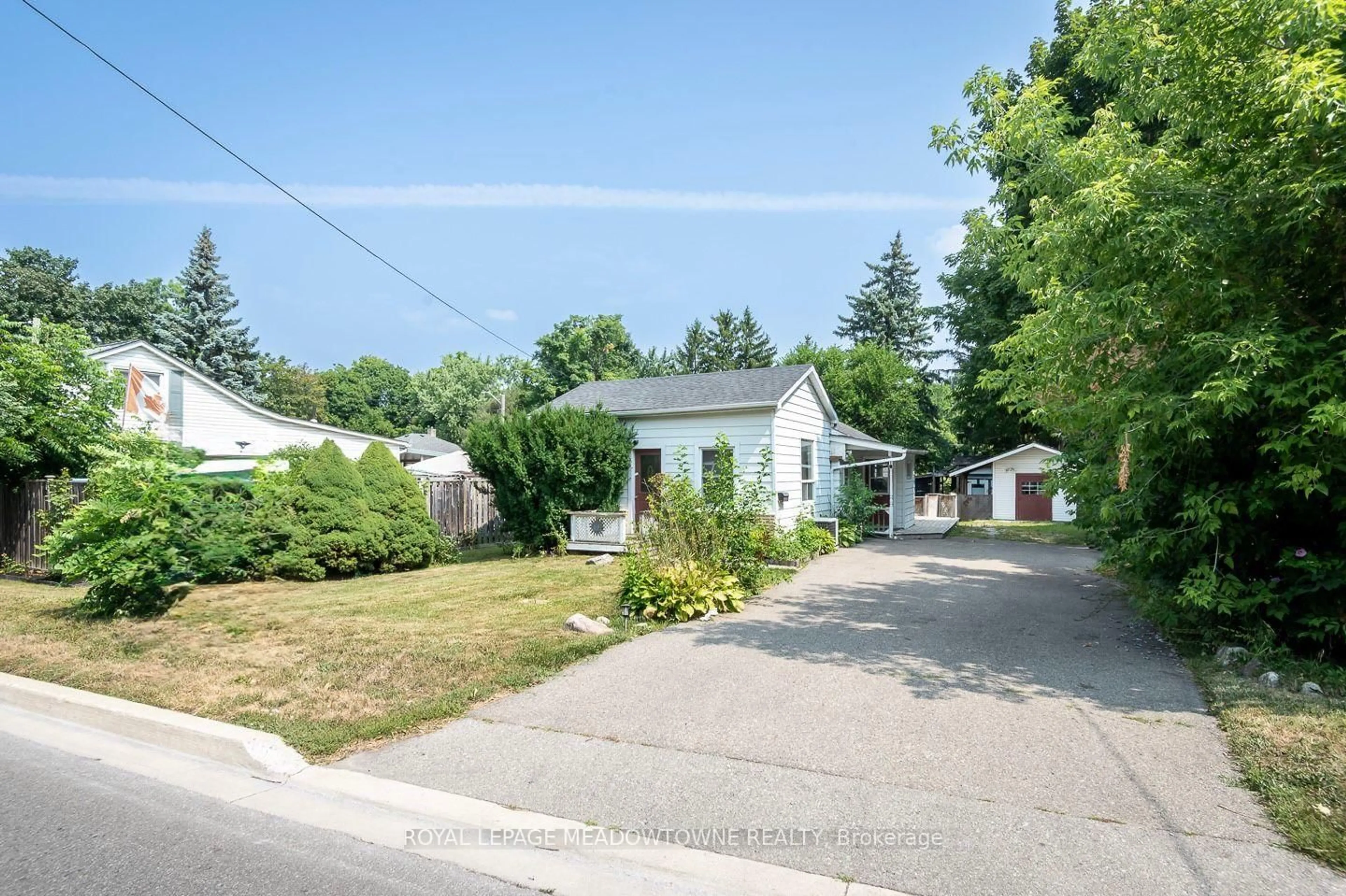 A pic from outside/outdoor area/front of a property/back of a property/a pic from drone, street for 99 Commercial St, Milton Ontario L9T 2J1