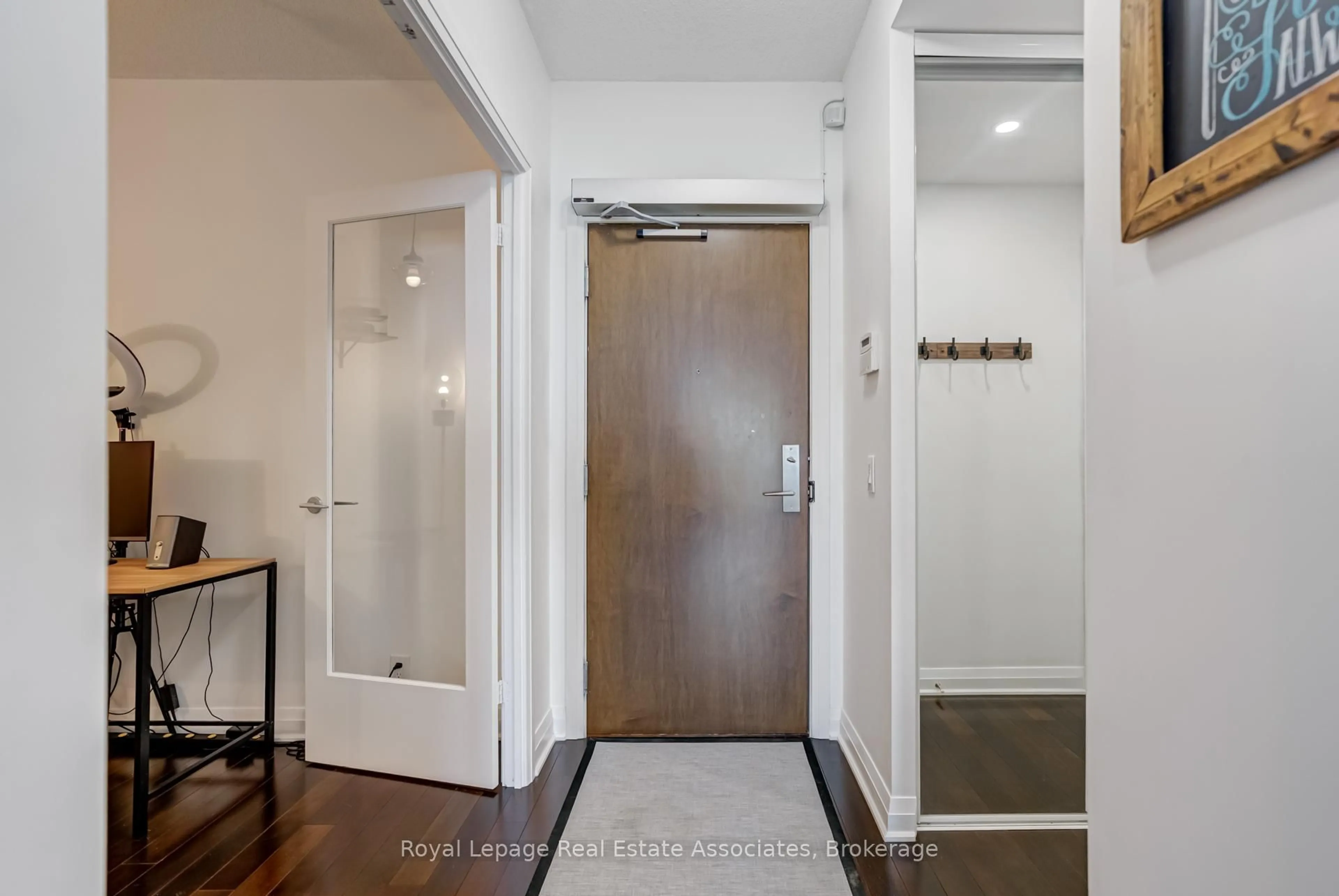 Indoor entryway for 1055 Southdown Rd #Lph09, Mississauga Ontario L5J 0A3