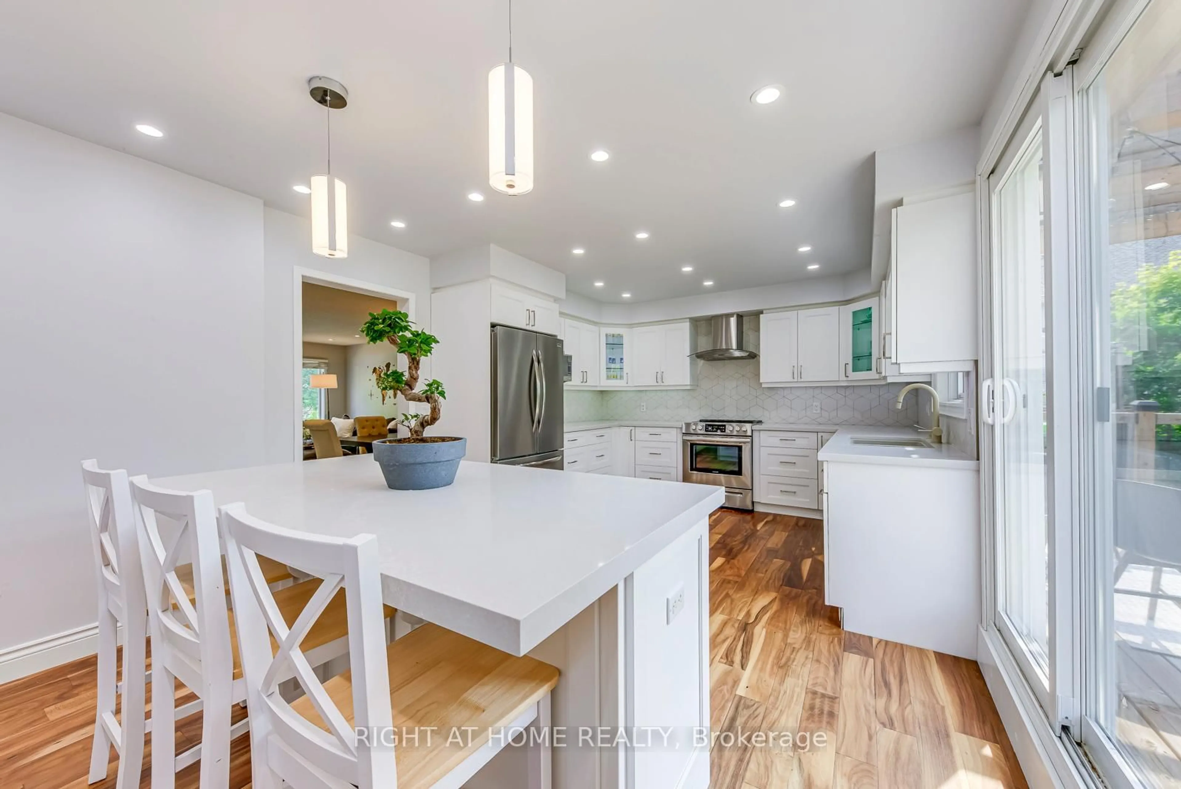 Open concept kitchen, unknown for 2356 Strawfield Crt, Oakville Ontario L6H 6C1