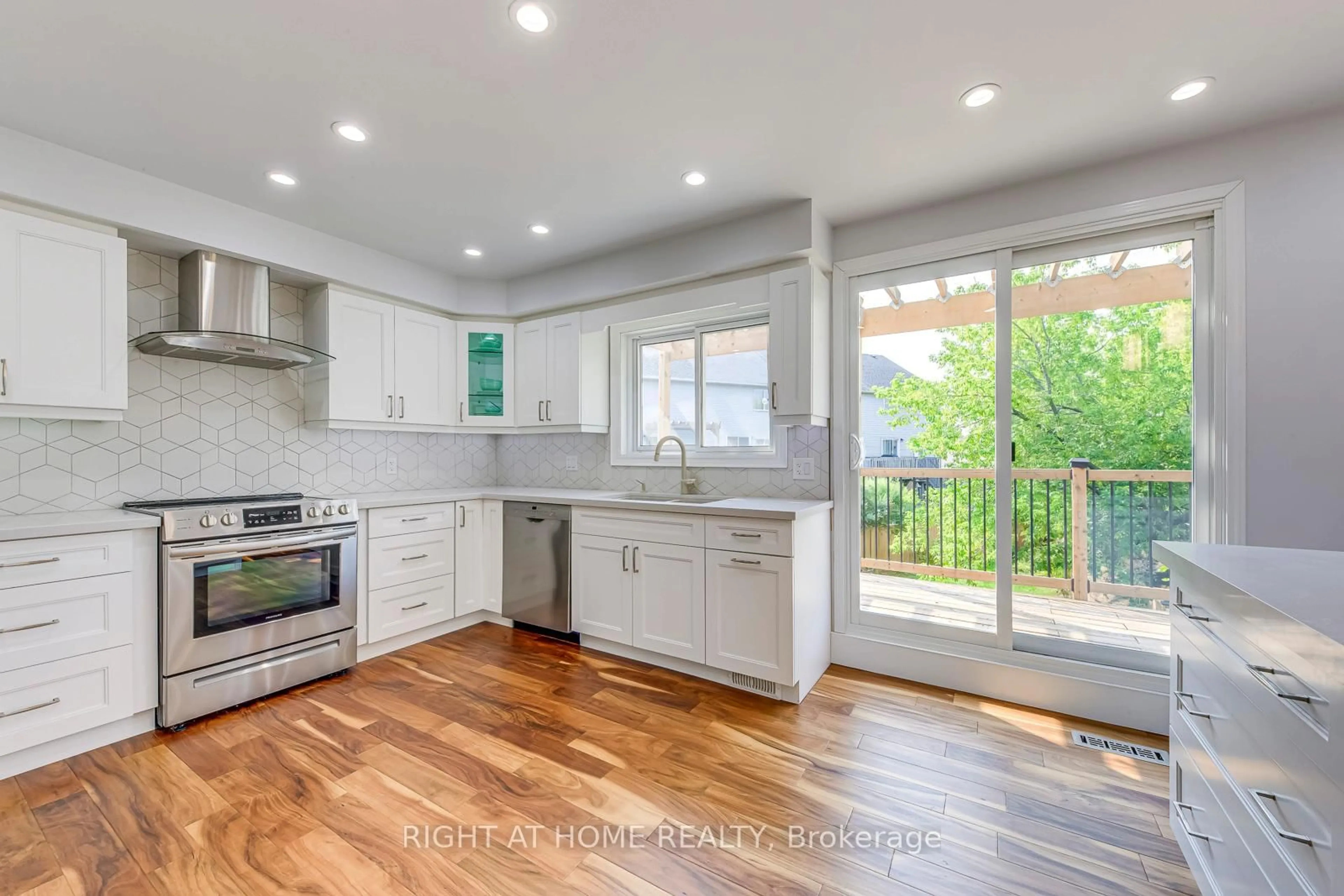 Open concept kitchen, unknown for 2356 Strawfield Crt, Oakville Ontario L6H 6C1