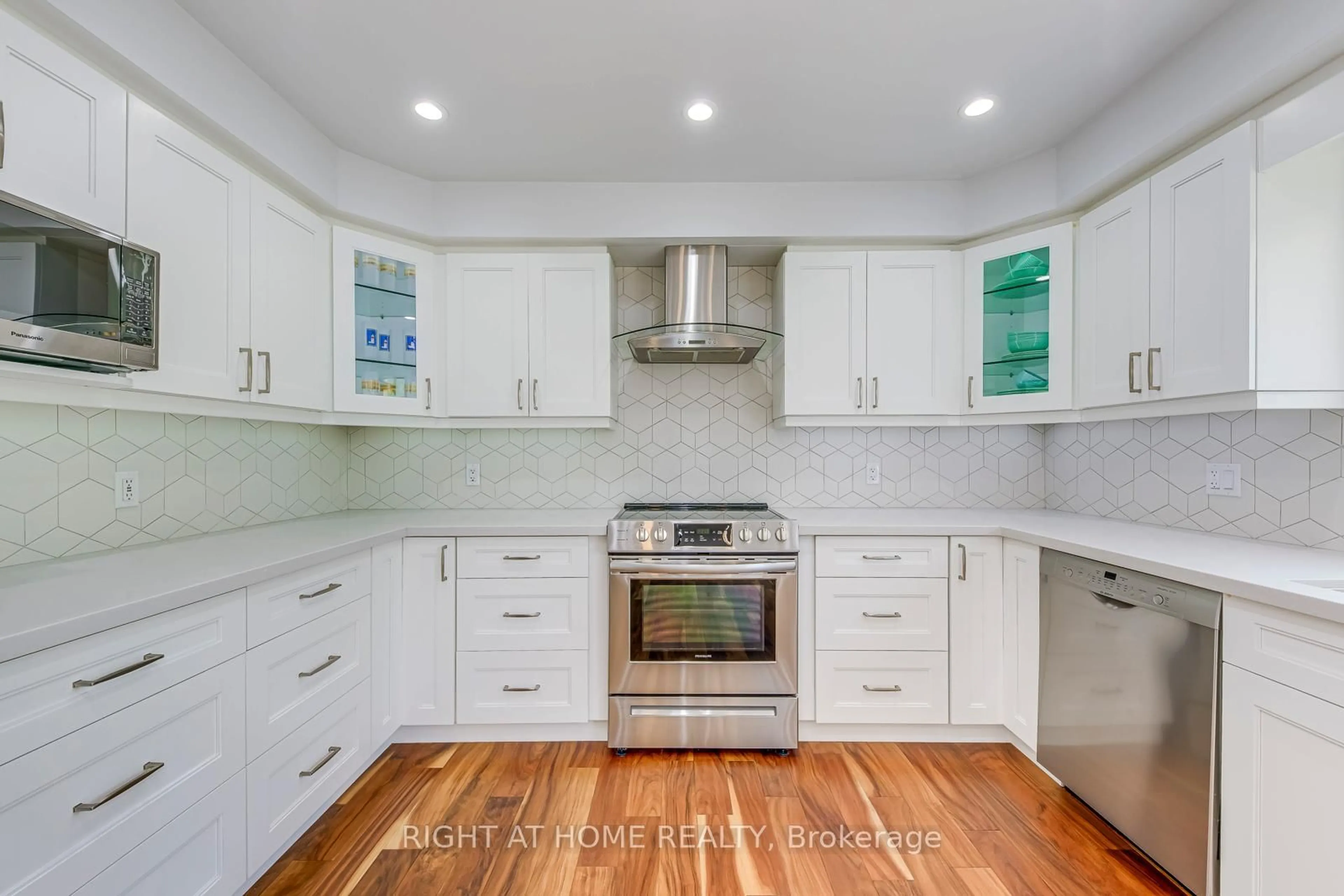 Open concept kitchen, ceramic/tile floor for 2356 Strawfield Crt, Oakville Ontario L6H 6C1