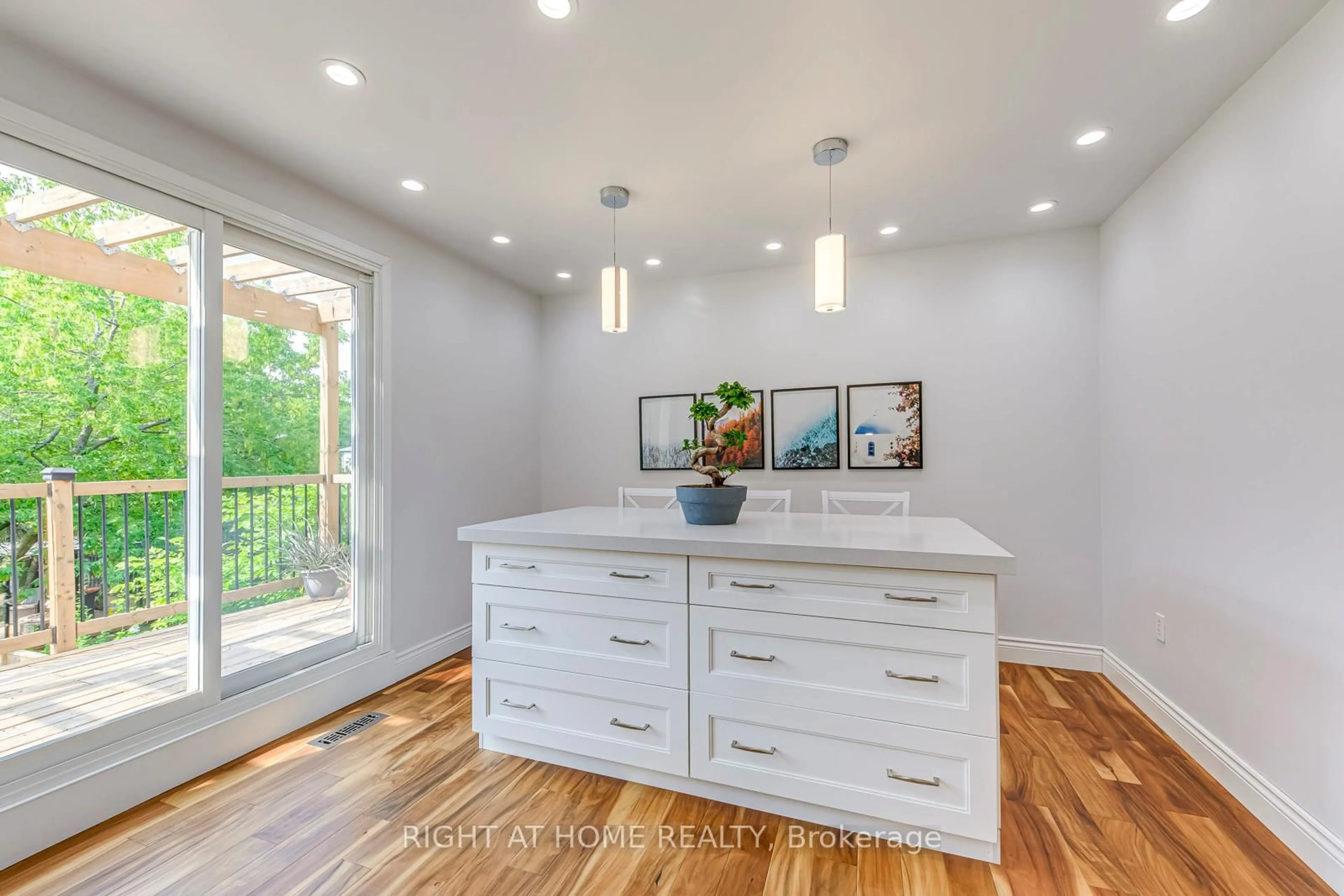 Contemporary kitchen, unknown for 2356 Strawfield Crt, Oakville Ontario L6H 6C1