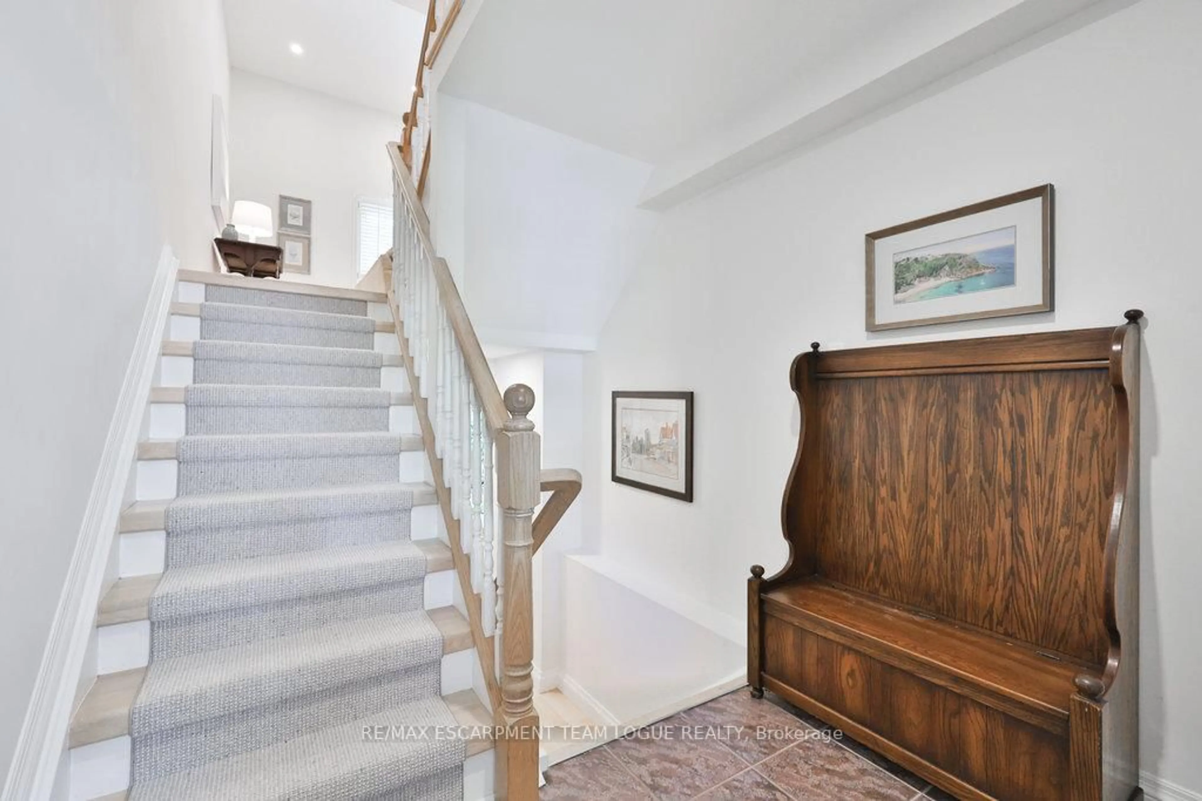 Stairs for 2264 MARINE Dr, Oakville Ontario L6L 1C1
