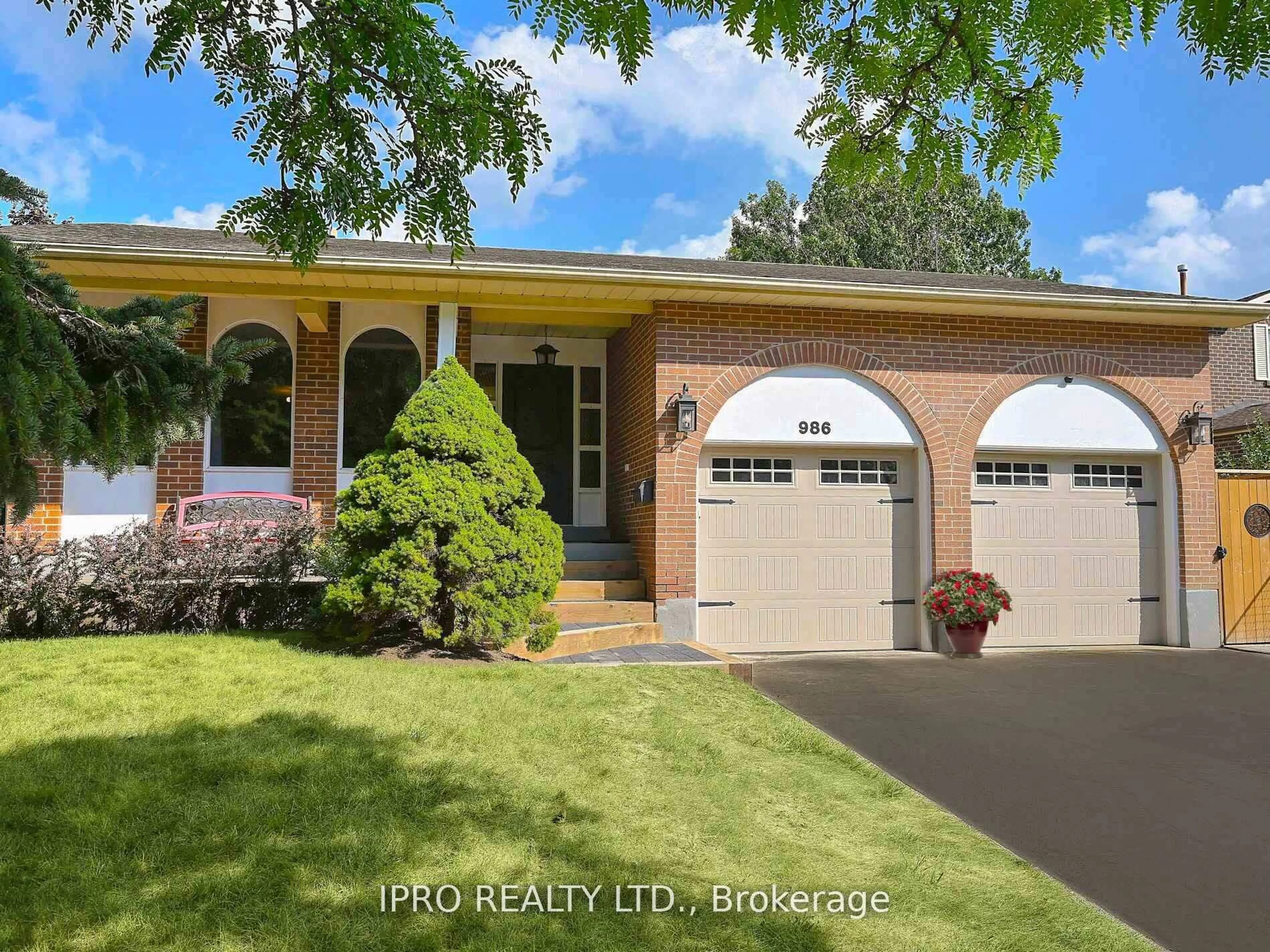 Home with brick exterior material, street for 986 Vanier Dr, Mississauga Ontario L5H 3T7