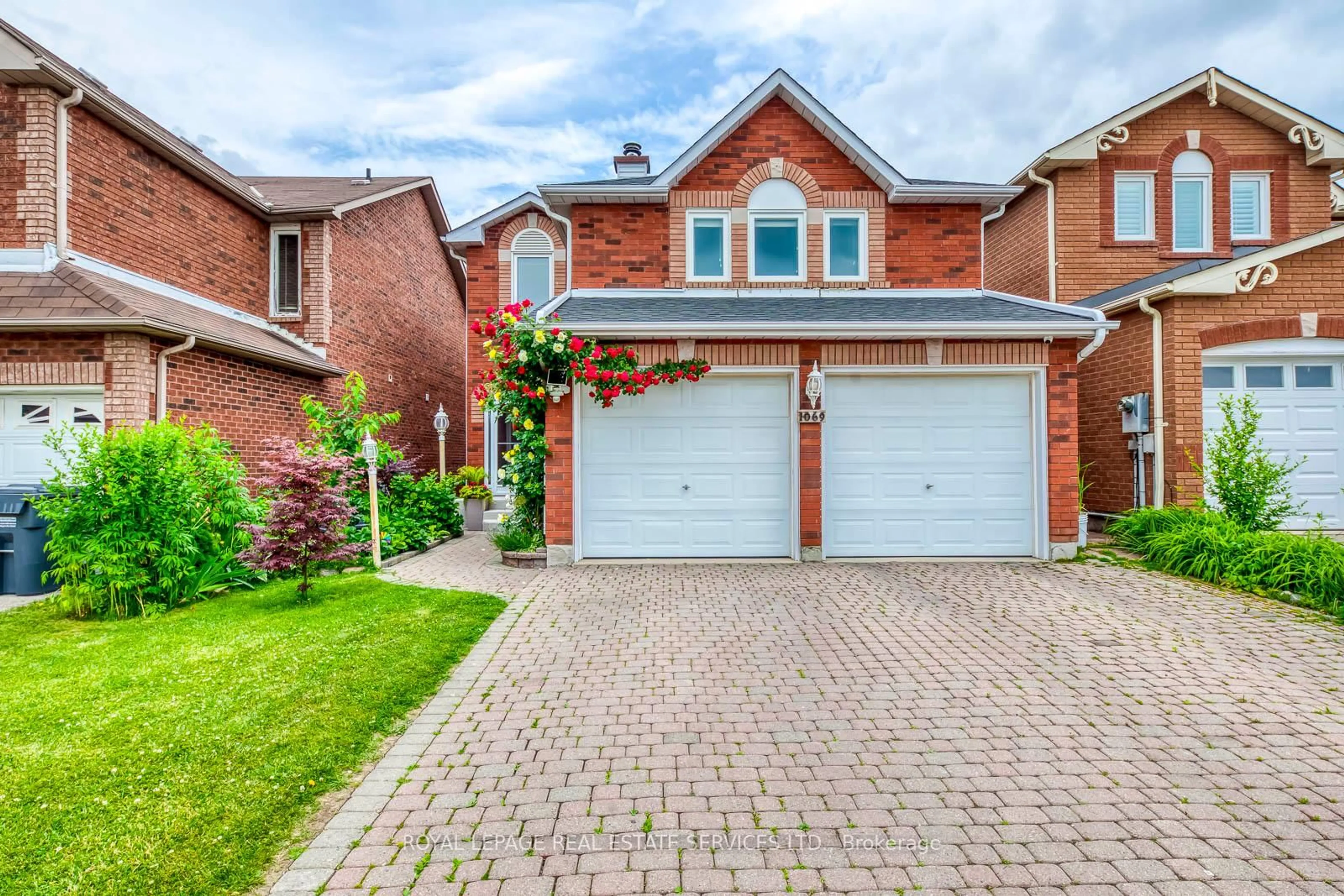 Home with brick exterior material, street for 1069 Windsor Hill Blvd, Mississauga Ontario L5V 1P4