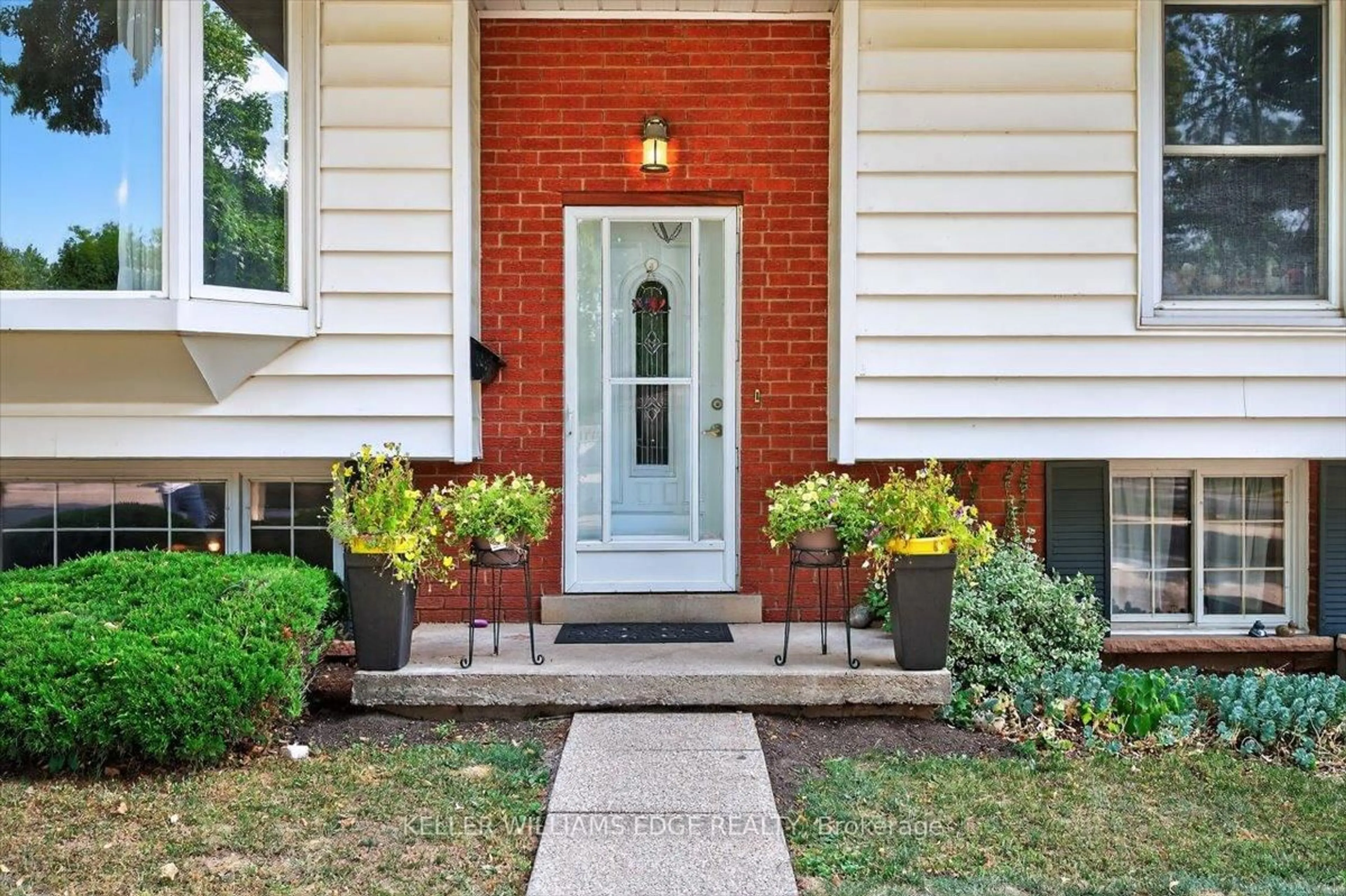 Home with brick exterior material, street for 639 Blue Forest Hill, Burlington Ontario L7L 4H4