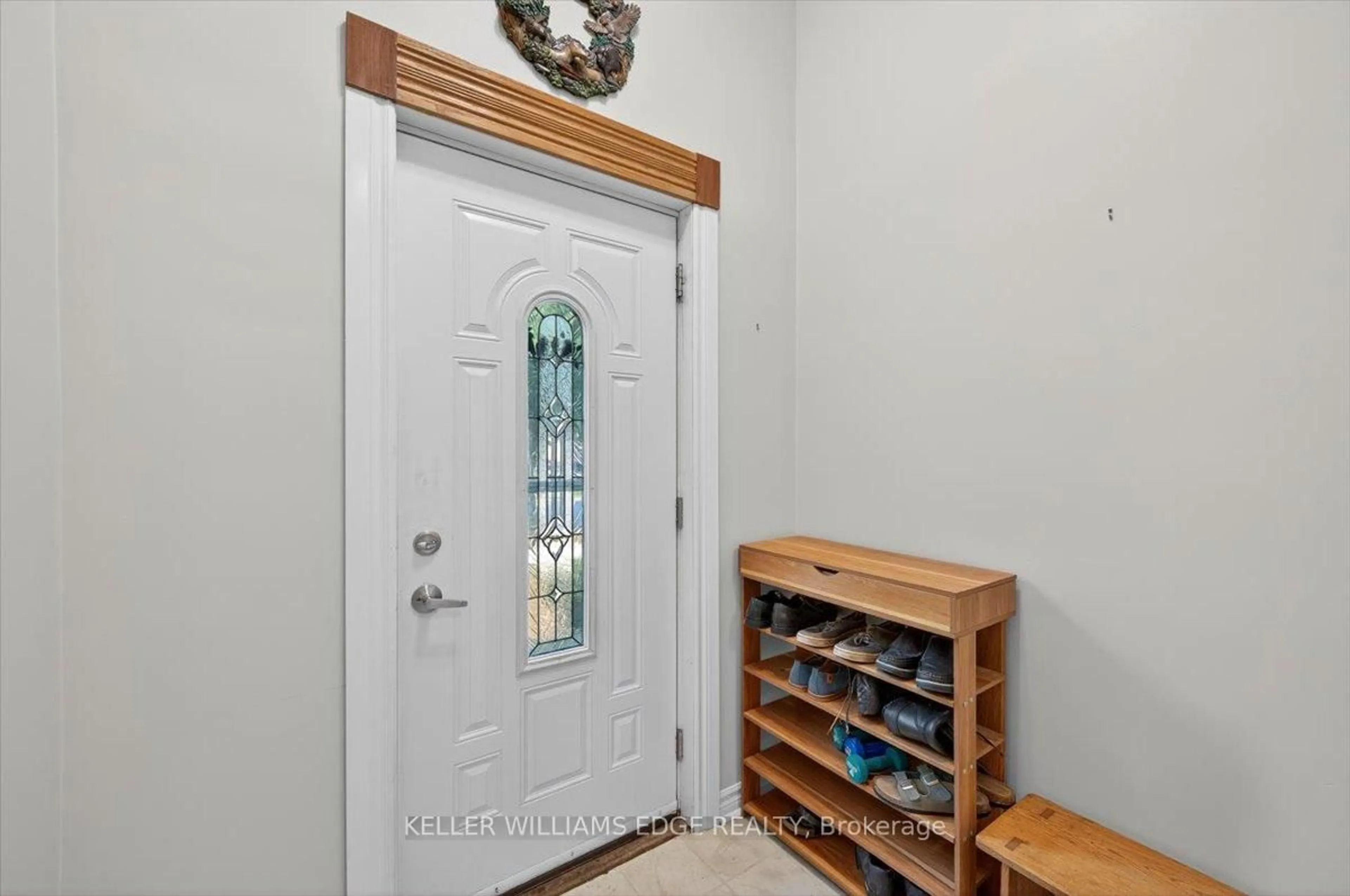 Indoor entryway for 639 Blue Forest Hill, Burlington Ontario L7L 4H4