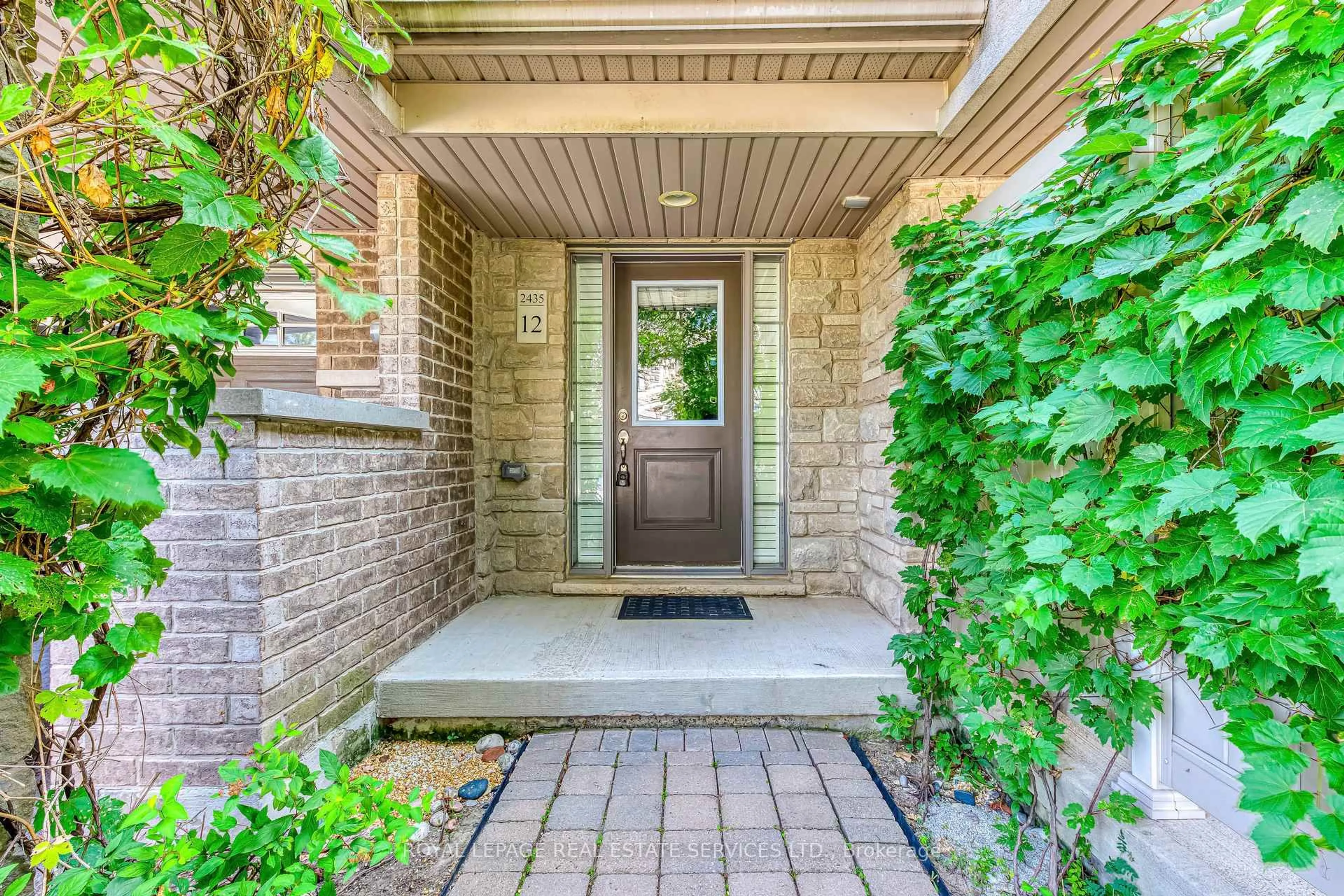 Indoor entryway for 2435 GREENWICH Dr #12, Oakville Ontario L6M 0S4