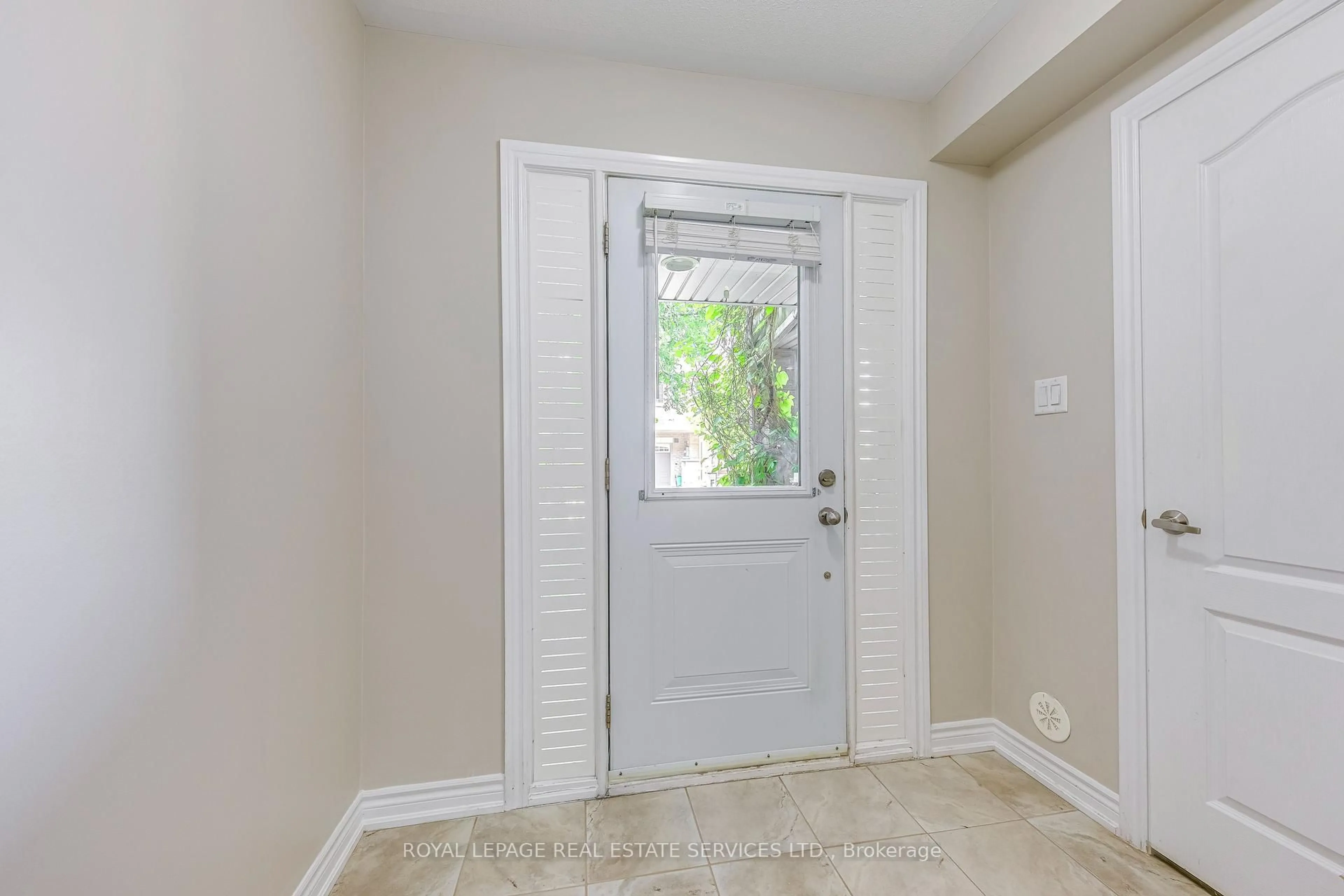 Indoor entryway for 2435 GREENWICH Dr #12, Oakville Ontario L6M 0S4