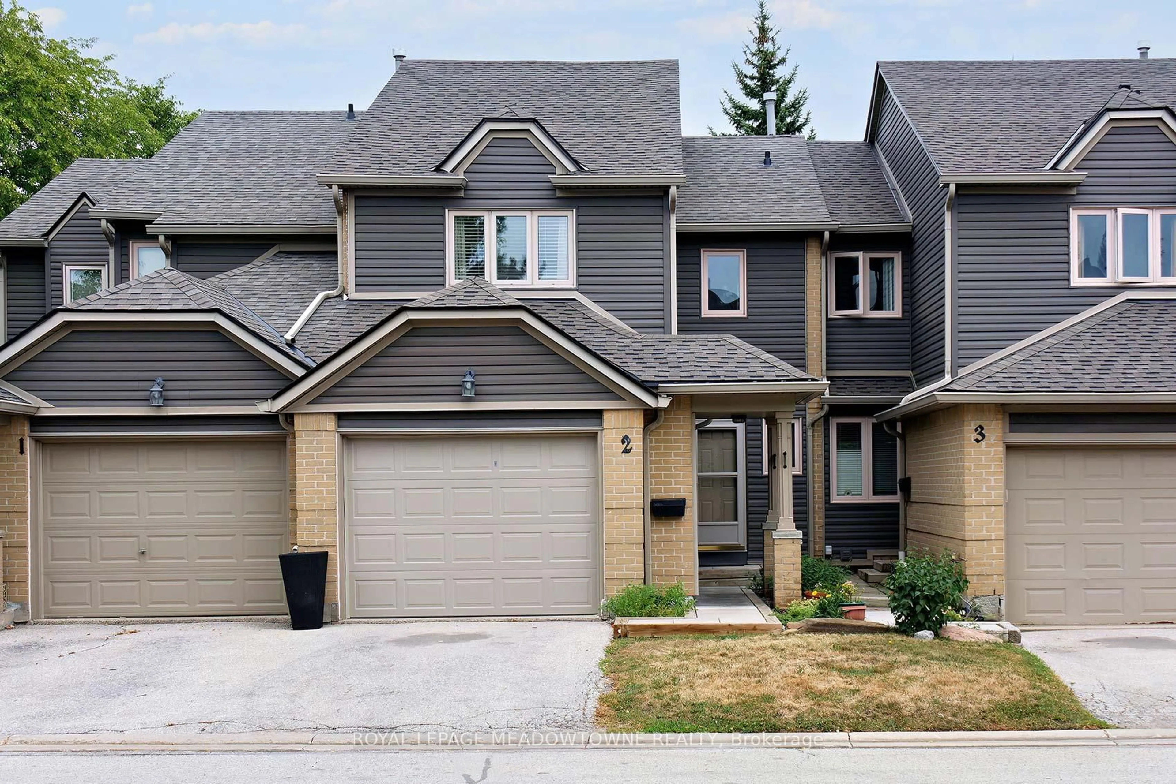 Home with vinyl exterior material, street for 3600 Colonial Dr #2, Mississauga Ontario L5L 5P5