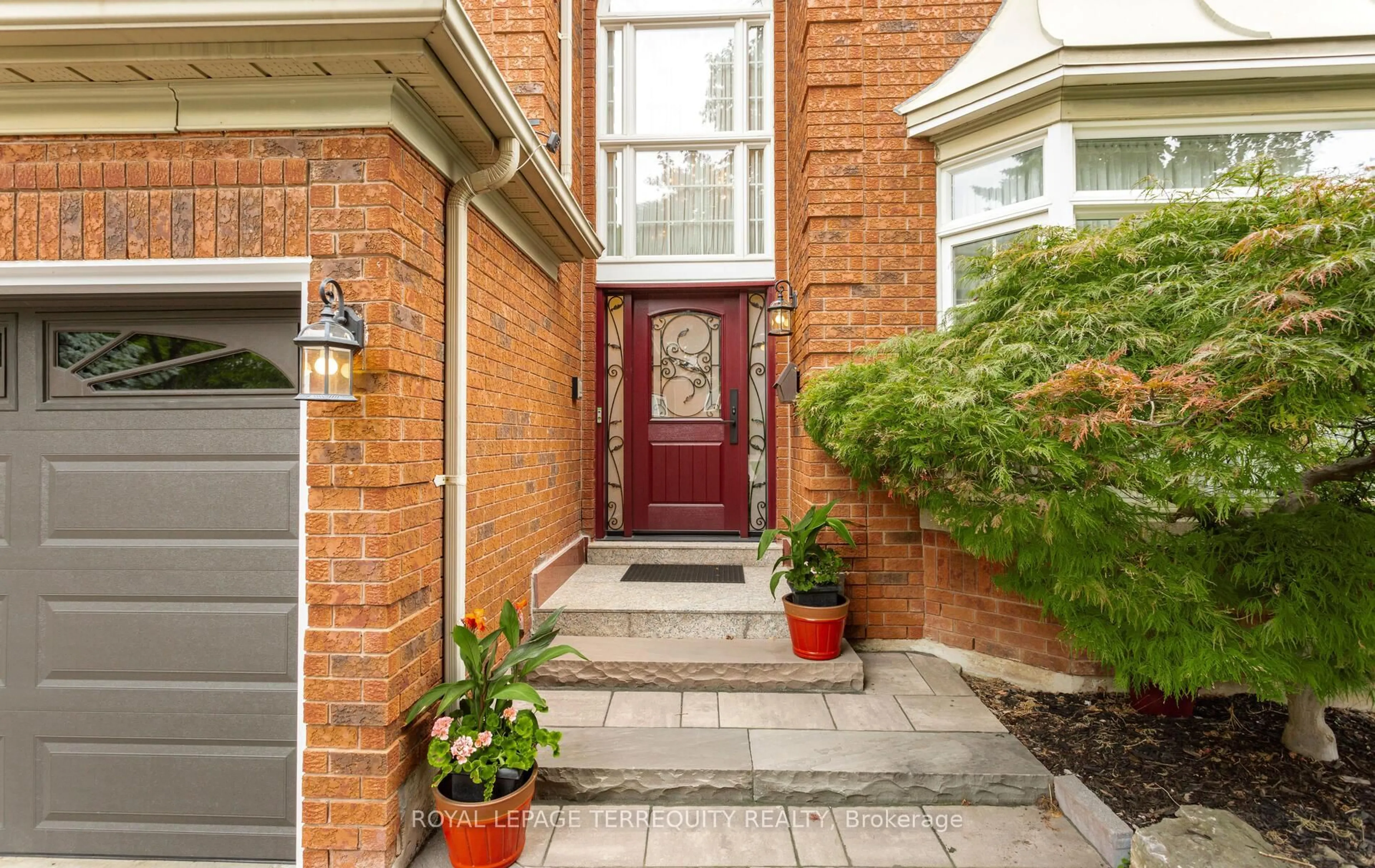 Indoor entryway for 5187 Forest Ridge Dr, Mississauga Ontario L5M 5B3