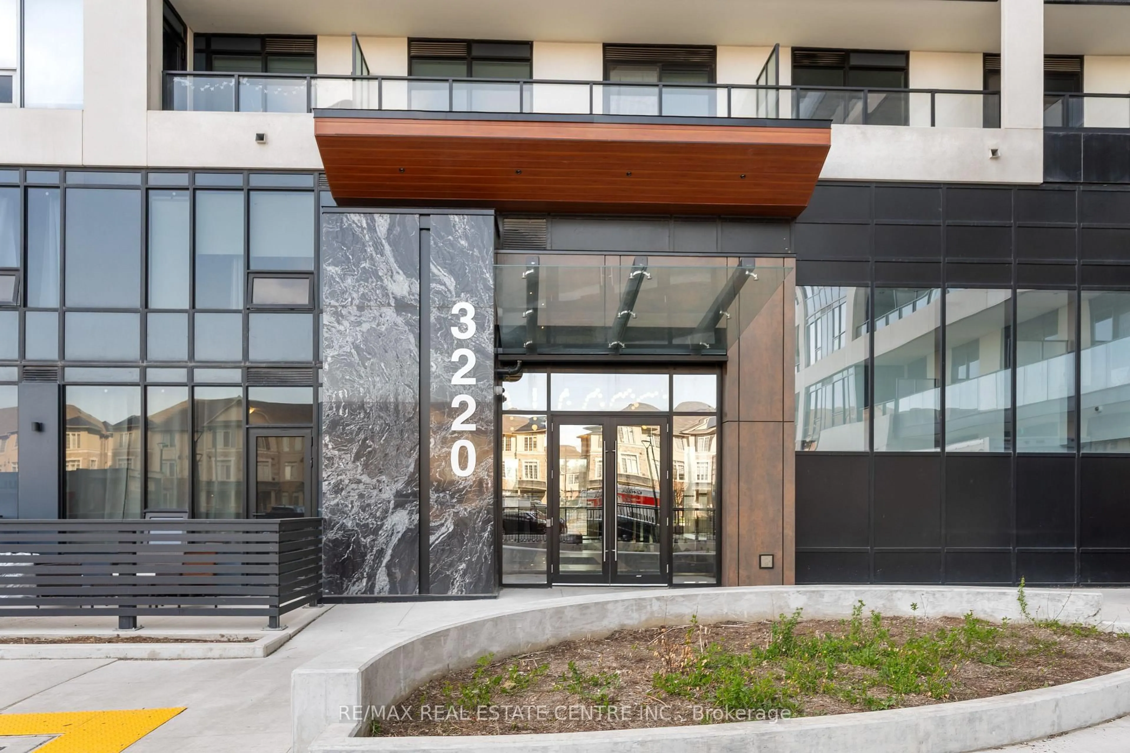 Indoor foyer for 3220 William Coltson Ave #601, Oakville Ontario L6H 7X9