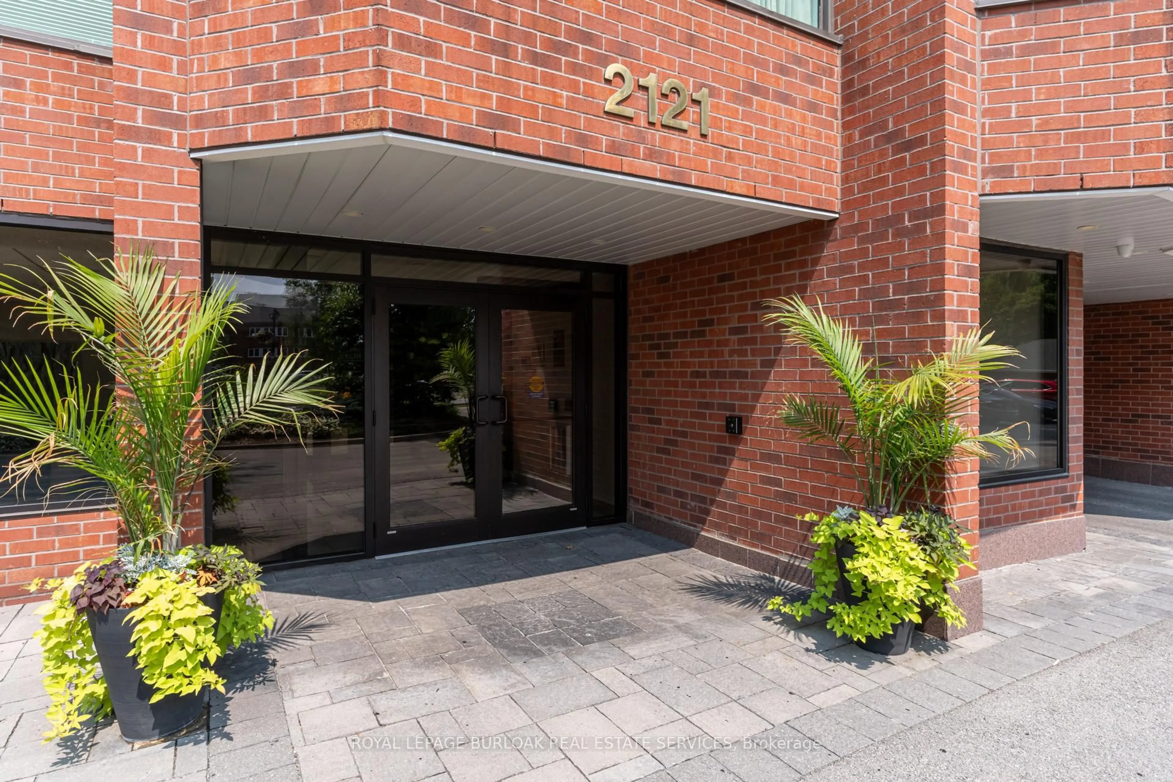 Indoor foyer for 2121 Lakeshore Rd #503, Burlington Ontario L7R 1C9