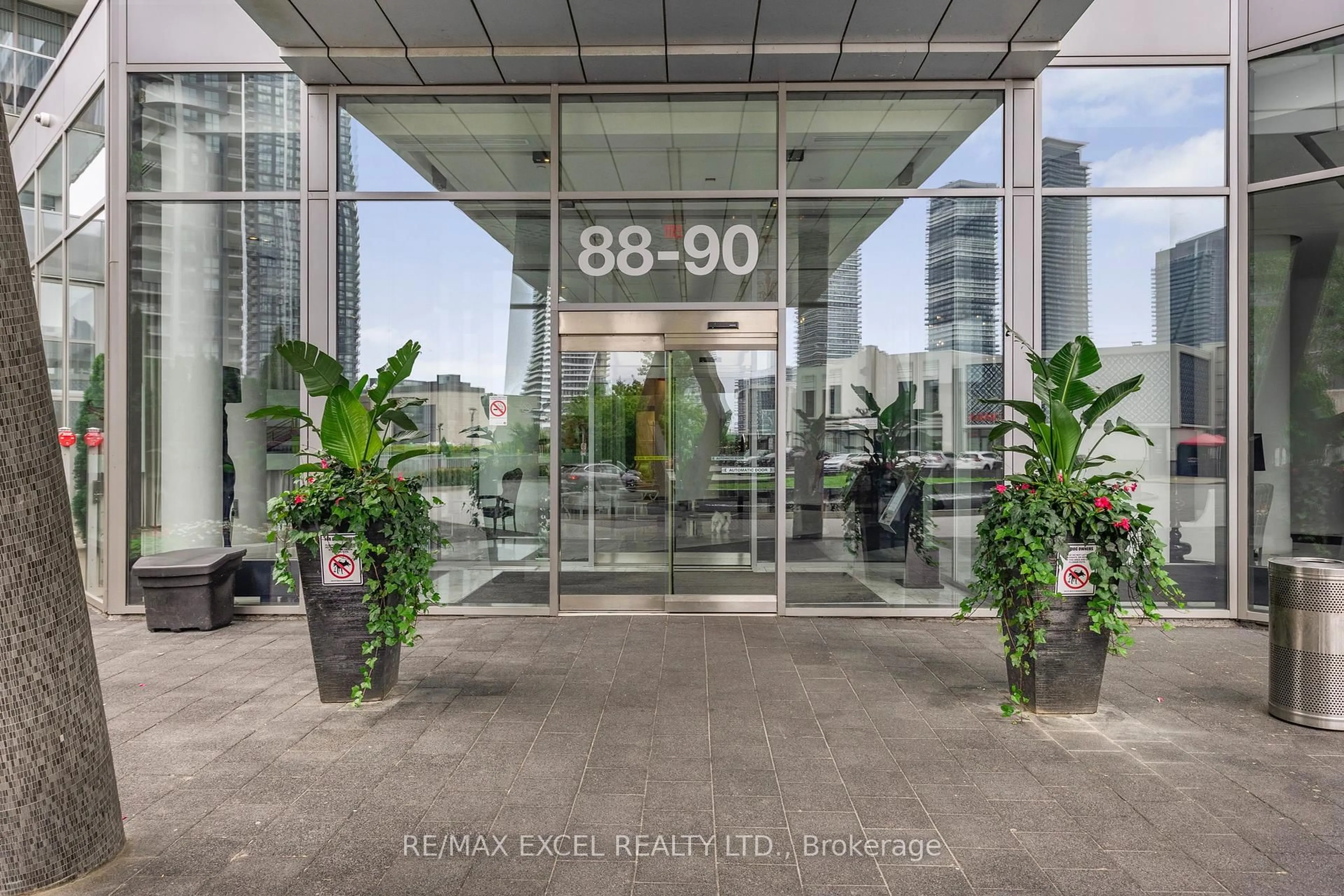 Indoor foyer for 88 Park Lawn Rd #2008, Toronto Ontario M8Y 0B5