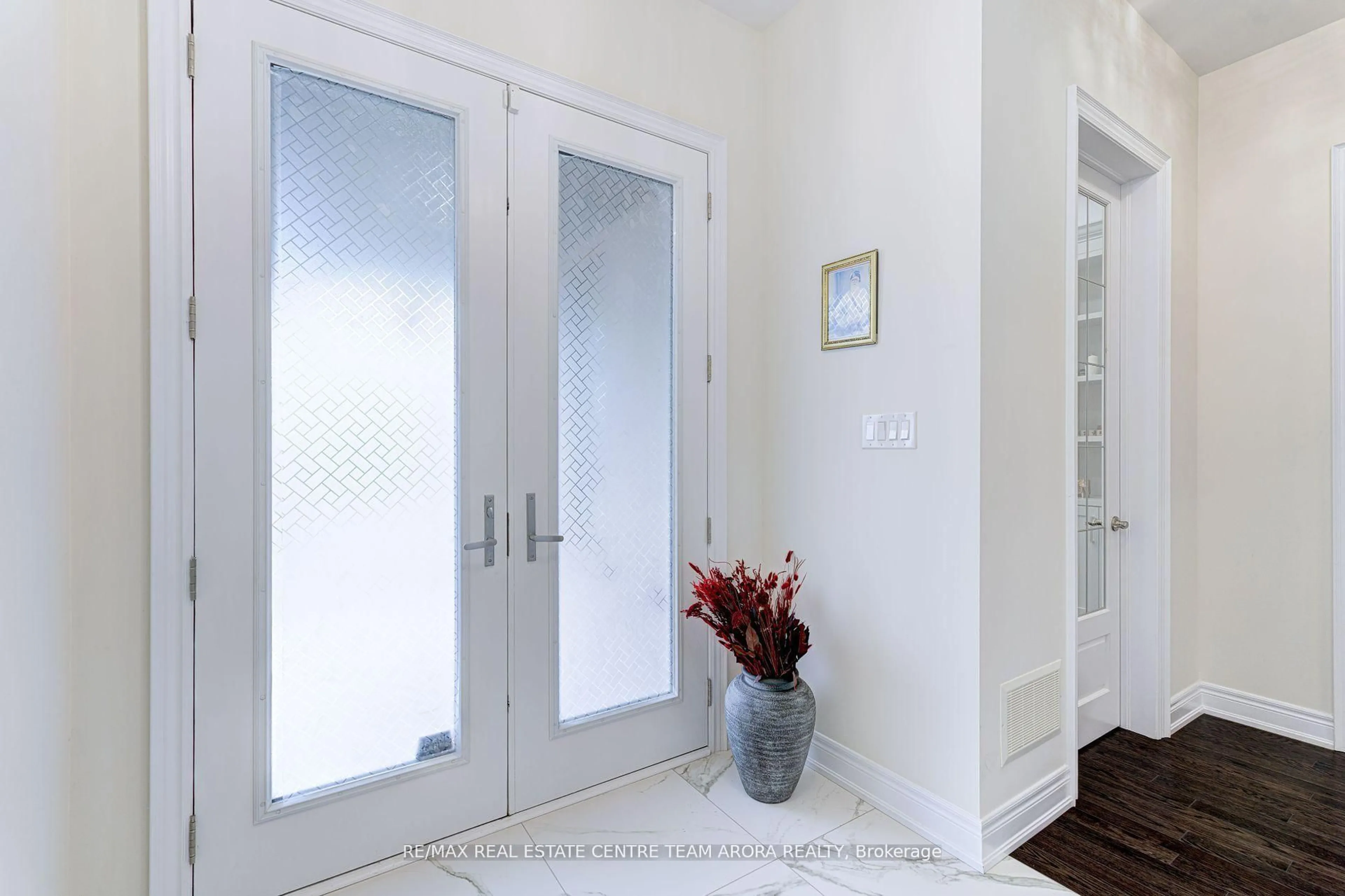 Indoor entryway for 49 Rolling Acres Dr, Brampton Ontario L6X 5R2