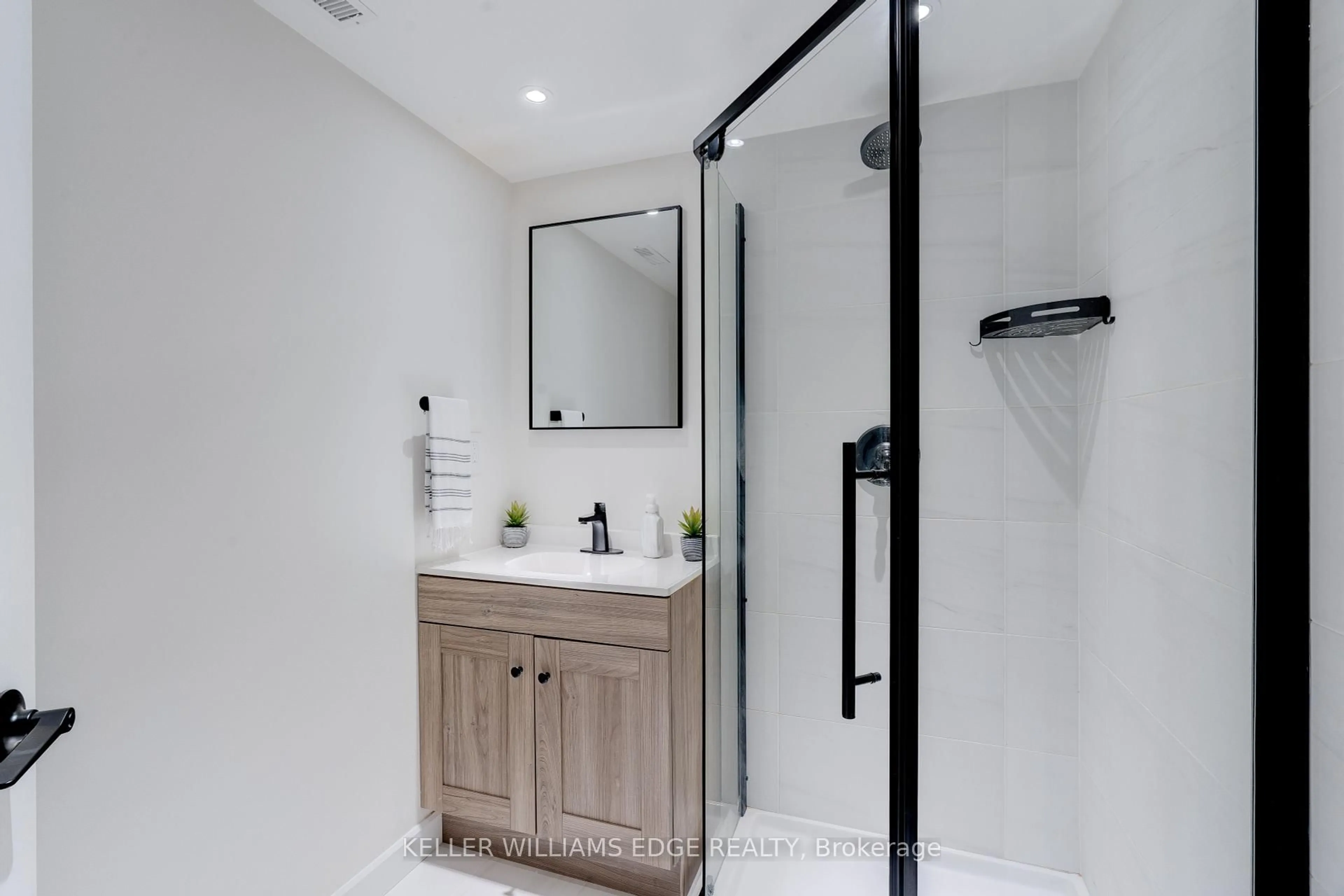 Standard bathroom, ceramic/tile floor for 1800 Walkers Line #302, Burlington Ontario L7M 4V2
