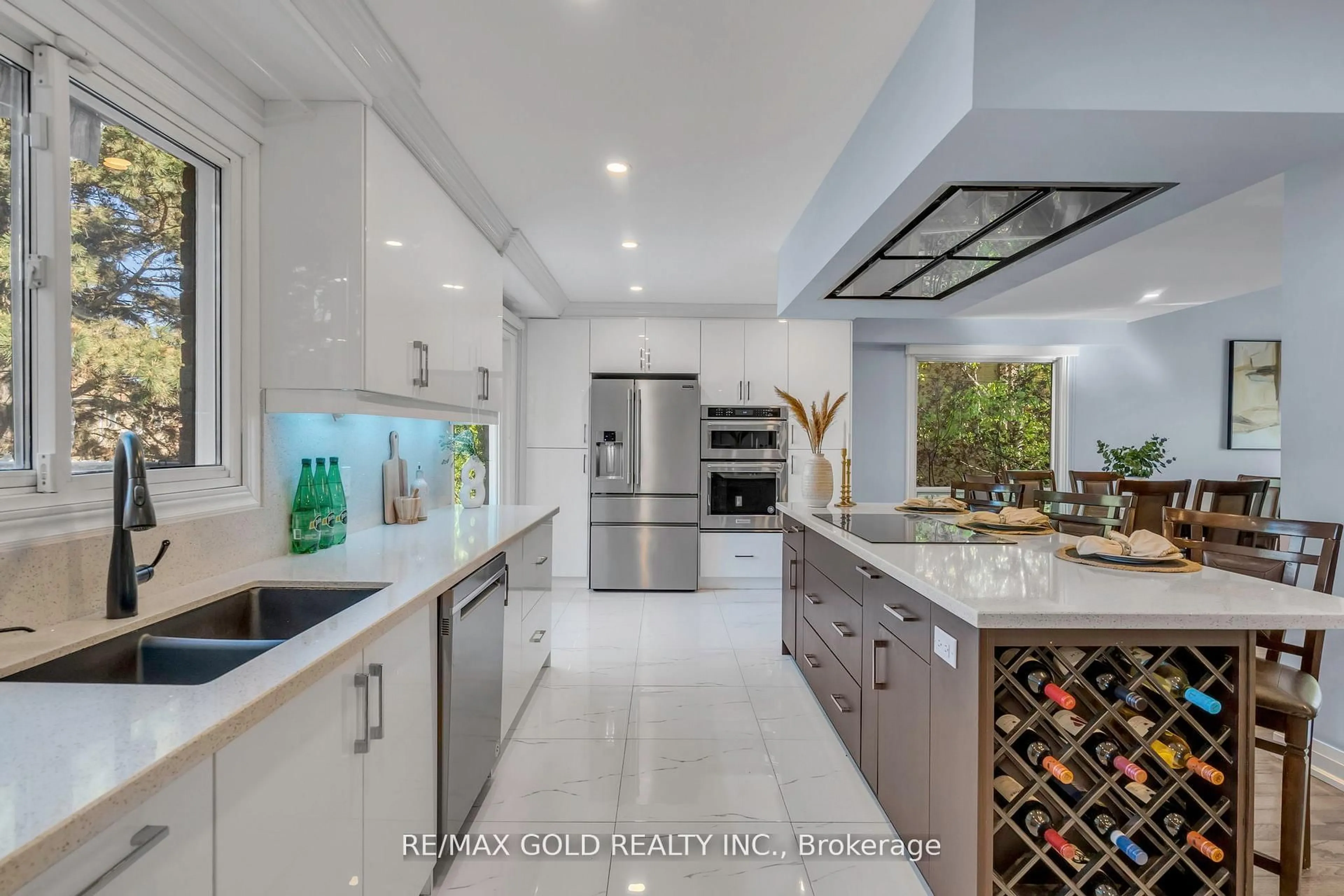 Contemporary kitchen, ceramic/tile floor for 18 Trillium Crt, Brampton Ontario L6S 3L8