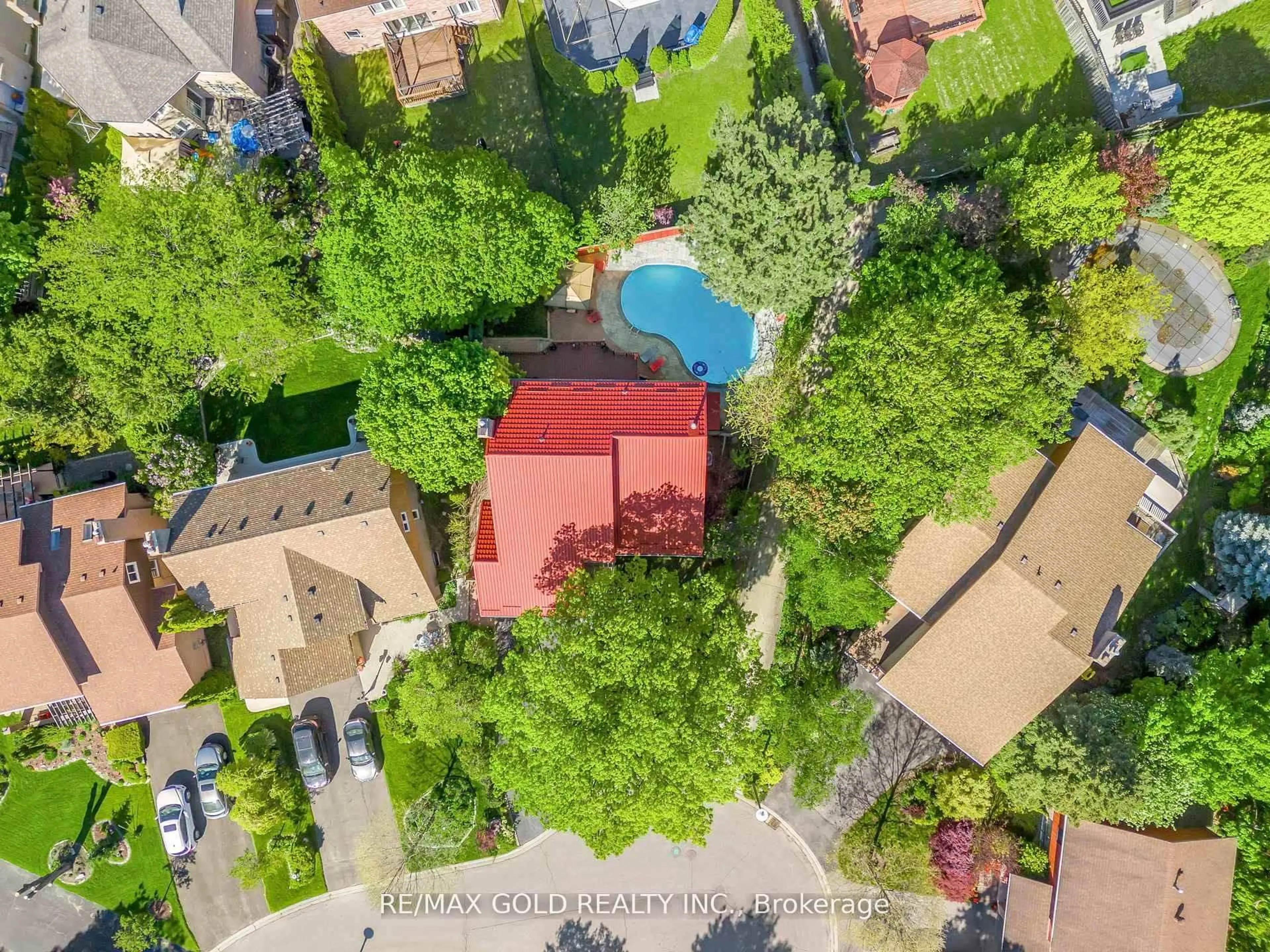A pic from outside/outdoor area/front of a property/back of a property/a pic from drone, city buildings view from balcony for 18 Trillium Crt, Brampton Ontario L6S 3L8