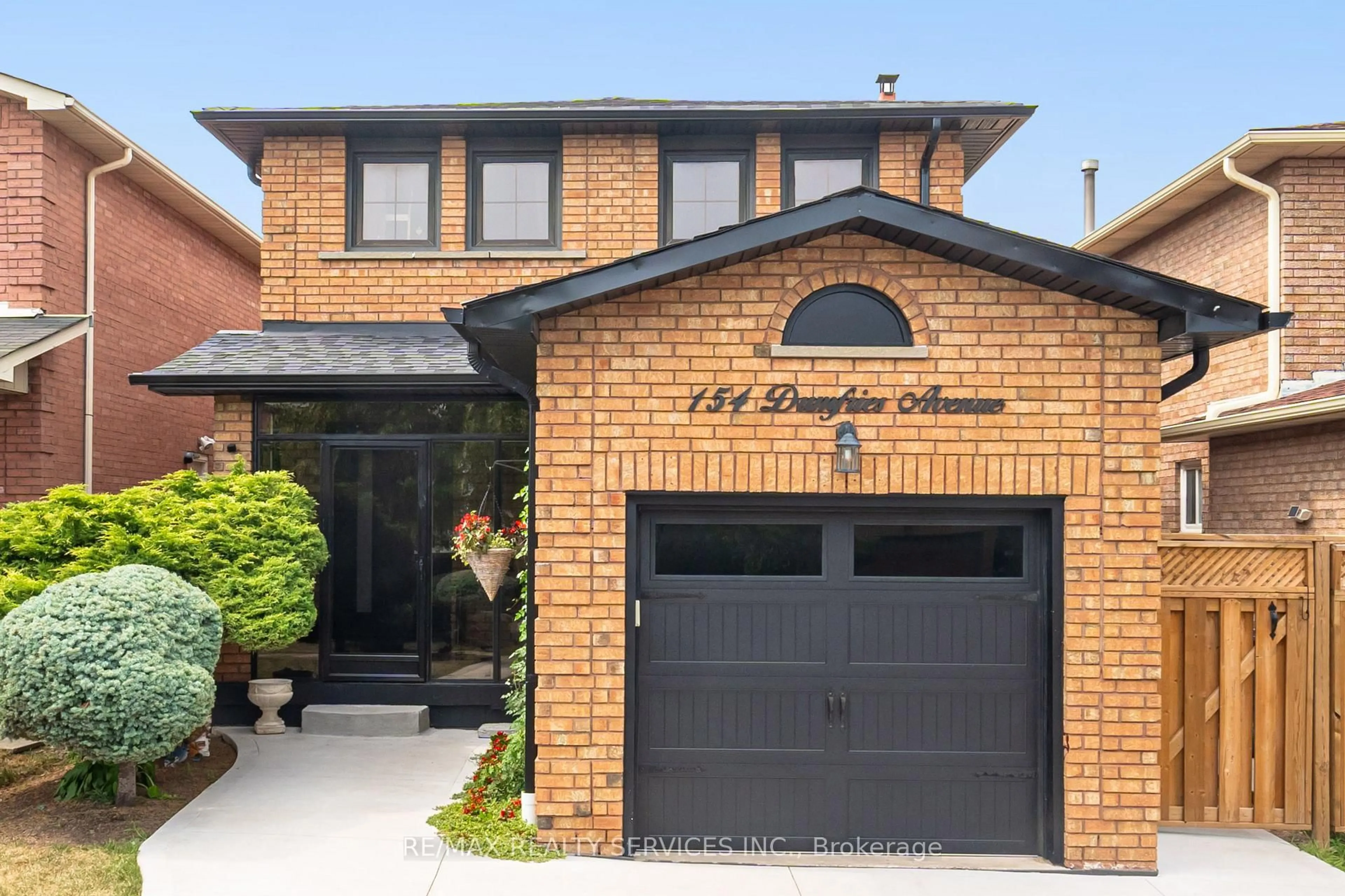 Home with brick exterior material, street for 154 Dumfries Ave, Brampton Ontario L6Z 2W8