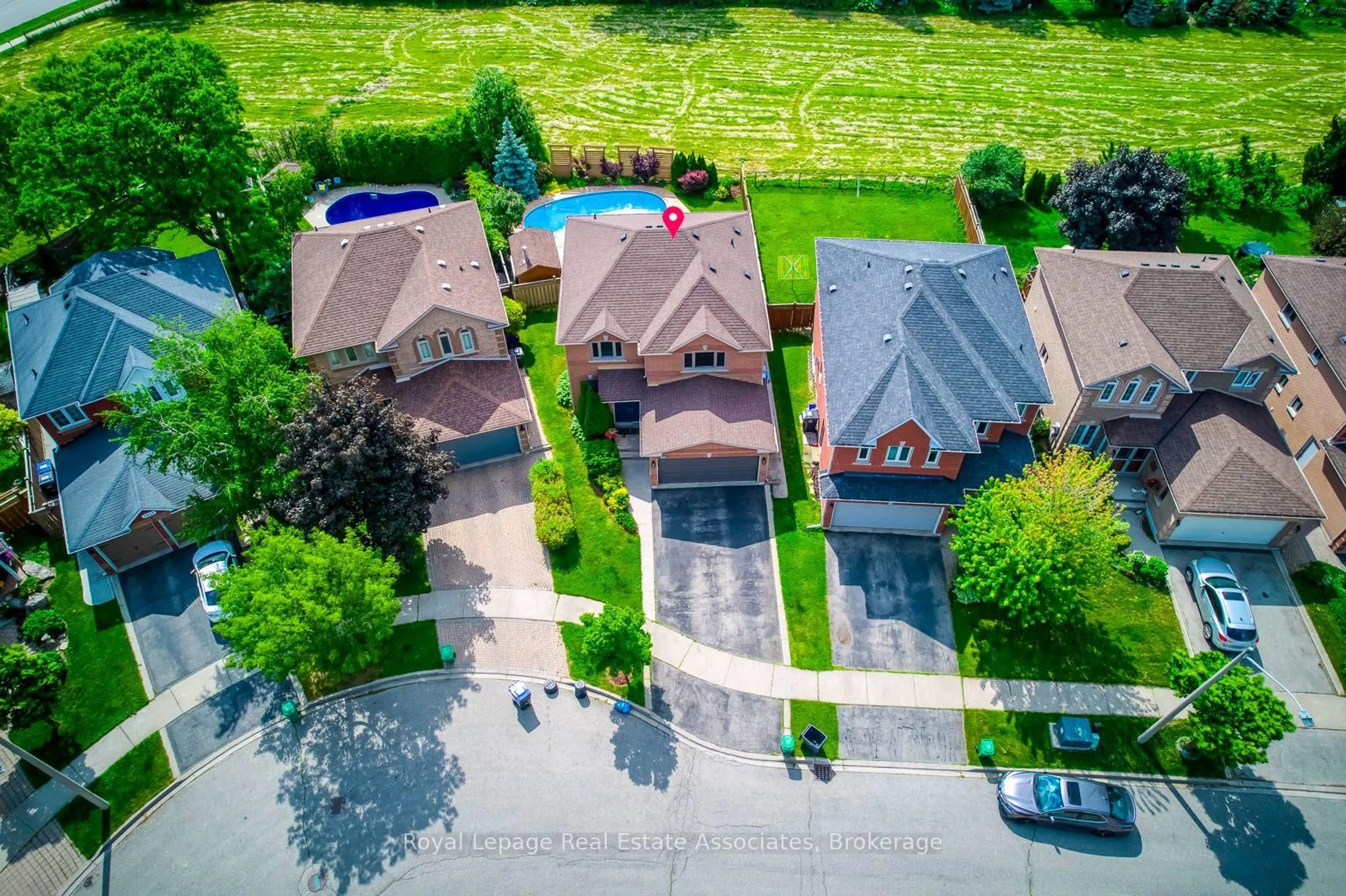A pic from outside/outdoor area/front of a property/back of a property/a pic from drone, street for 3930 Baggins Crt, Mississauga Ontario L5N 7A3