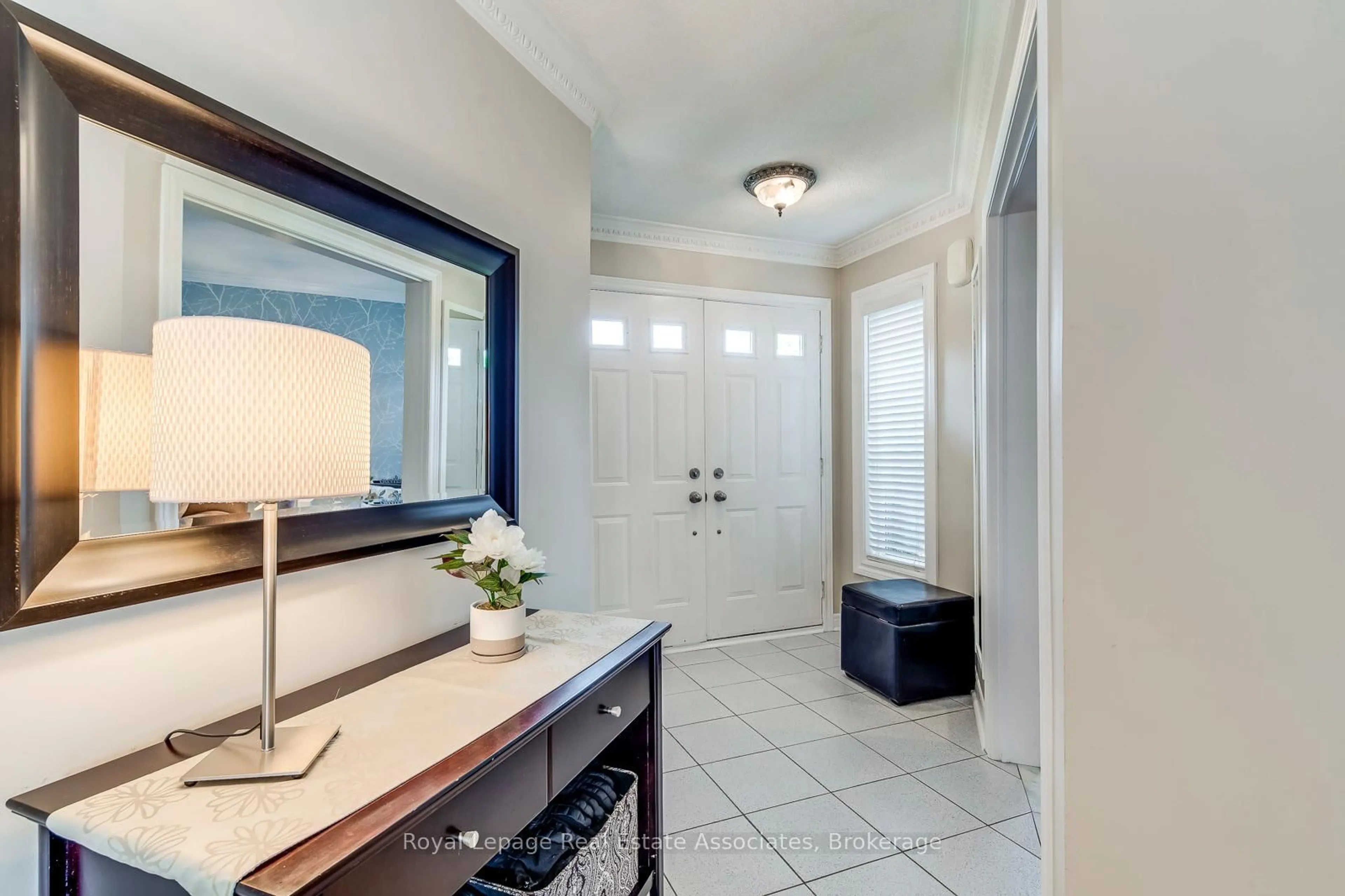 Indoor entryway for 3930 Baggins Crt, Mississauga Ontario L5N 7A3