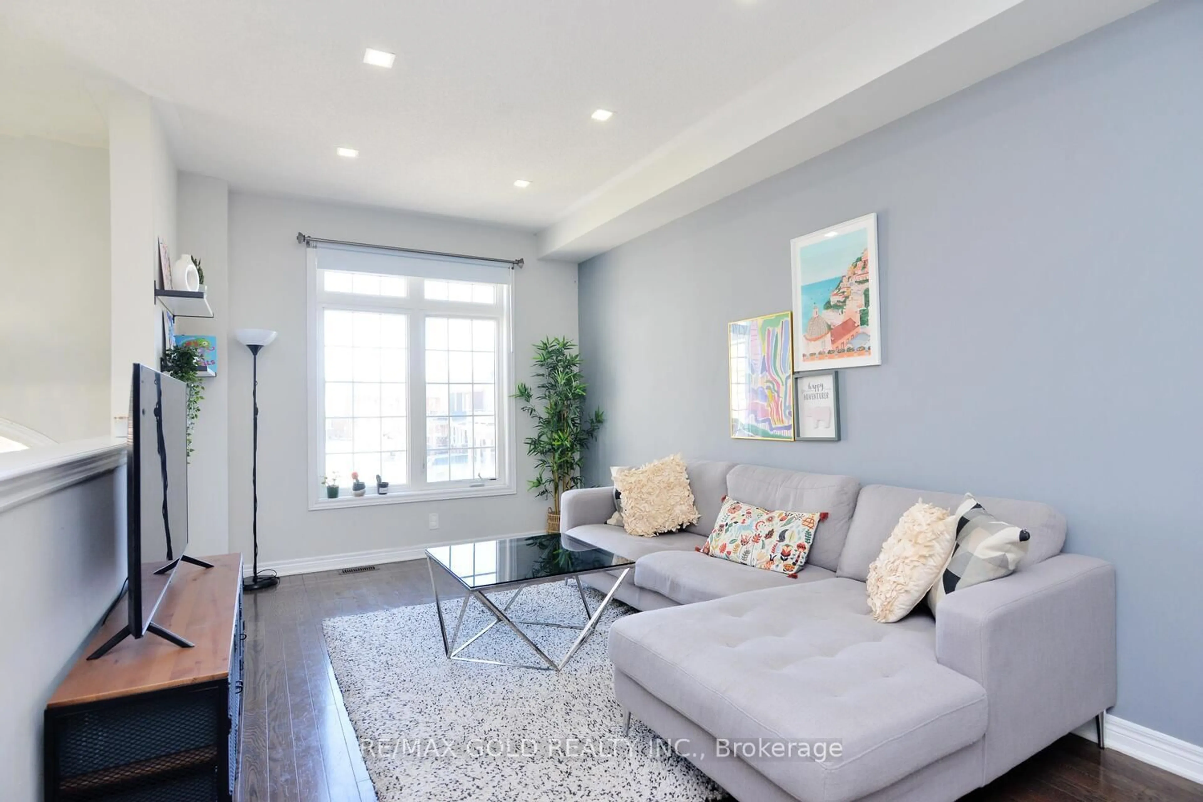 Living room with furniture, unknown for 22 Cloudburst Rd, Brampton Ontario L7A 0B5