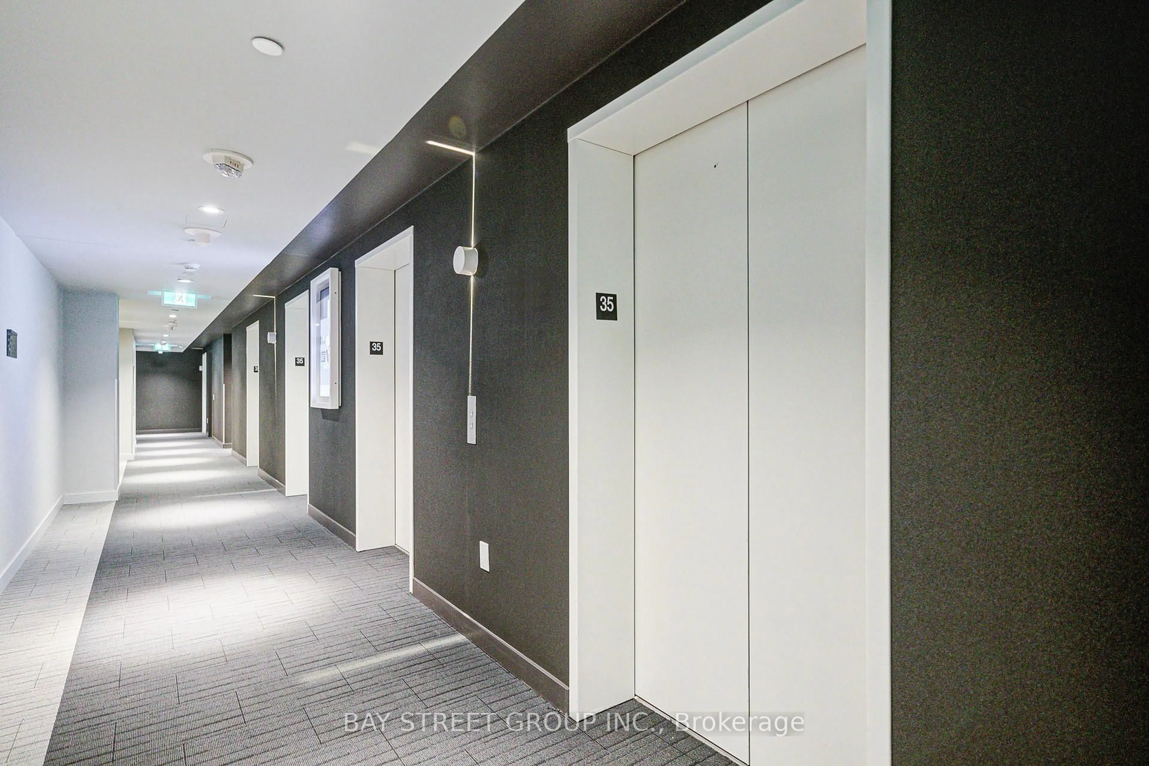 Indoor foyer for 3900 Confederation Pkwy #3511, Mississauga Ontario L5B 0M3