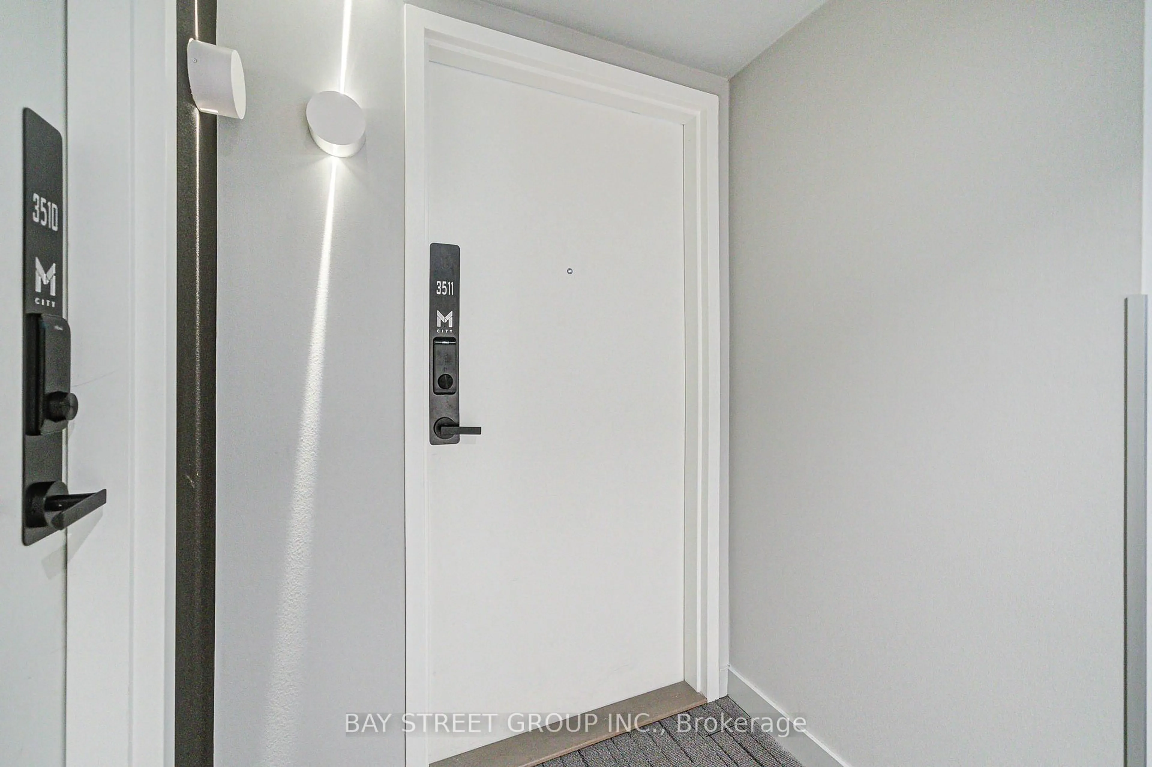 Indoor entryway for 3900 Confederation Pkwy #3511, Mississauga Ontario L5B 0M3