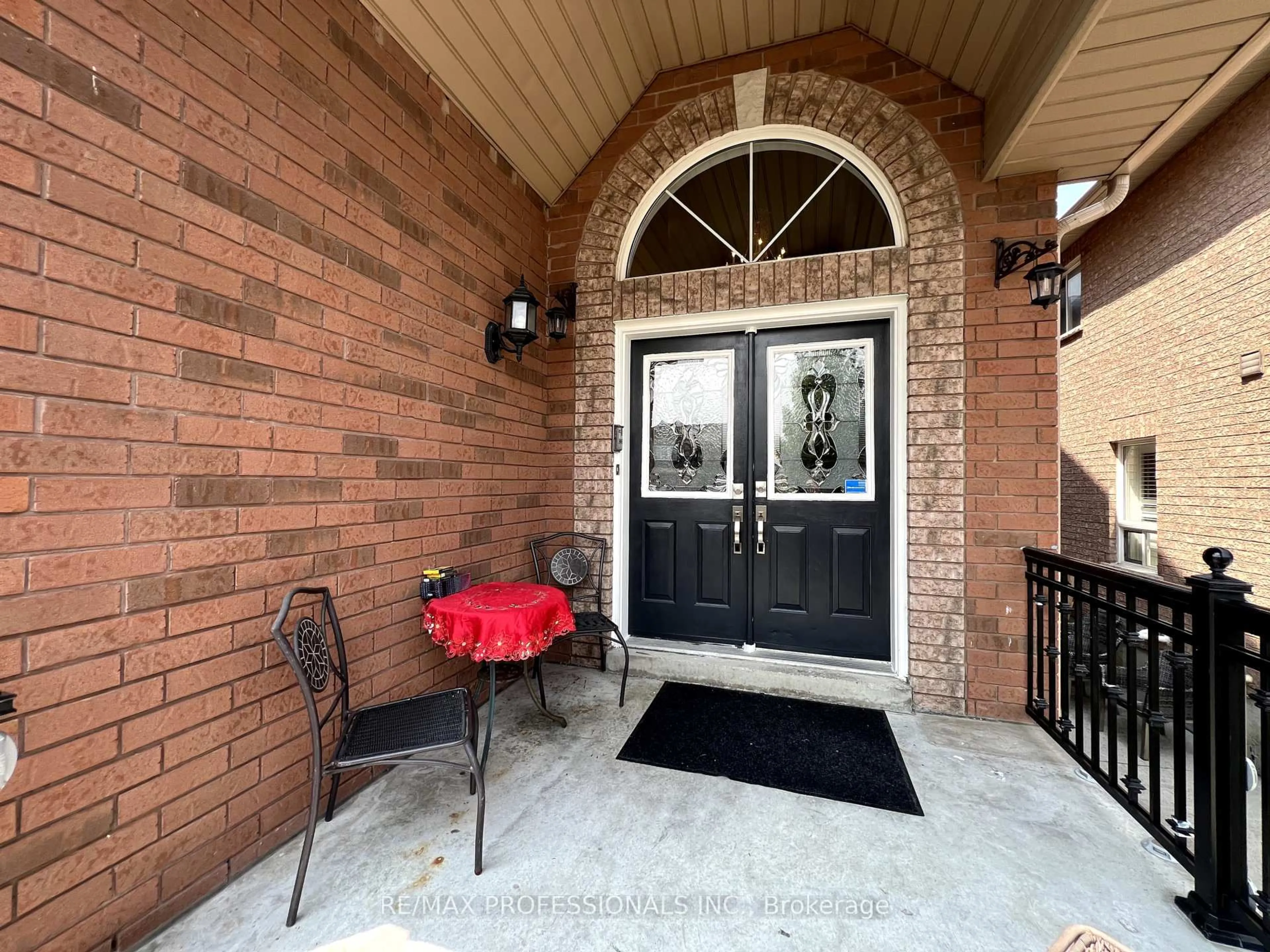 Indoor entryway for 25 Whitehouse Cres, Brampton Ontario L6P 1M2
