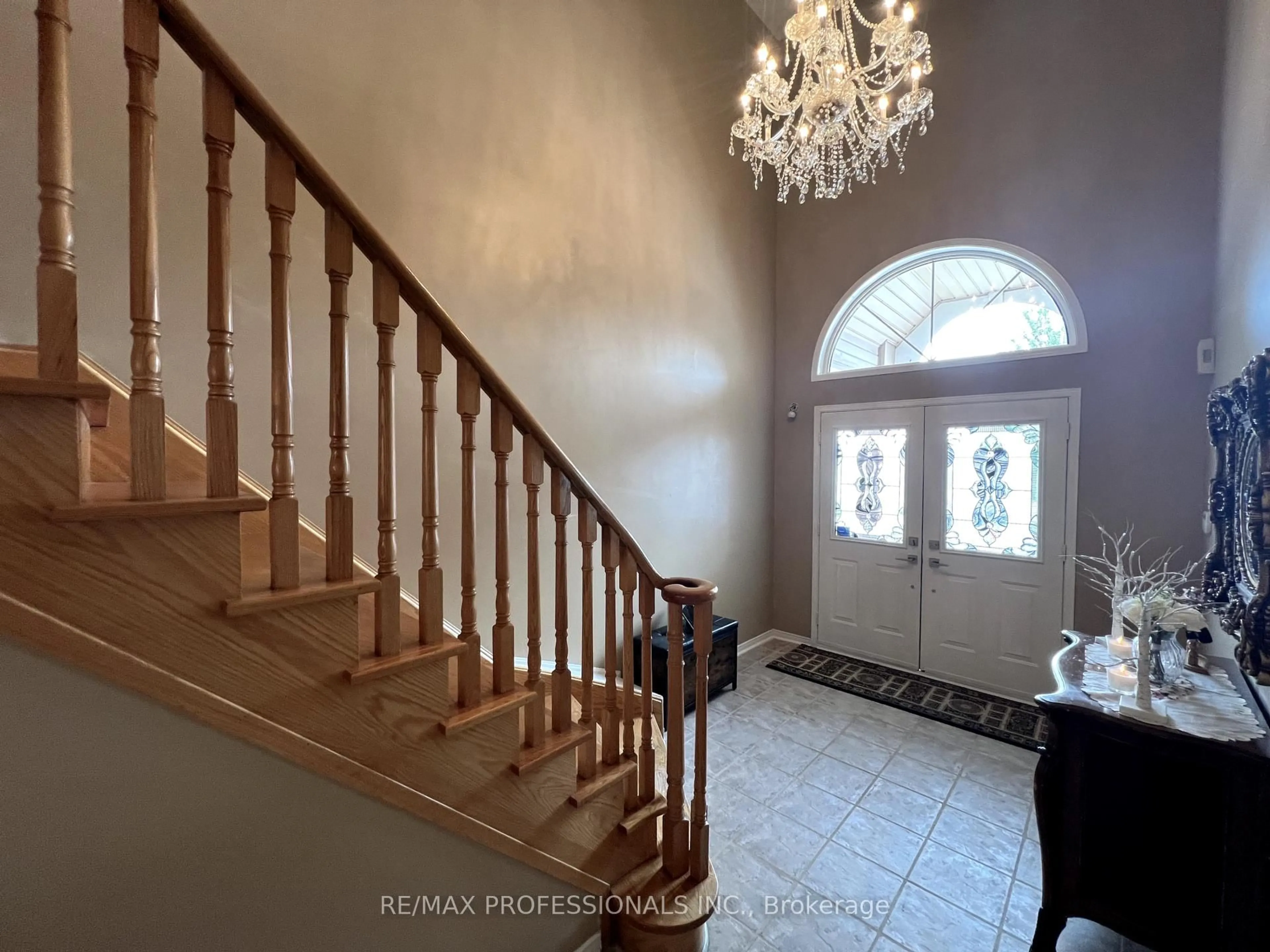 Indoor entryway for 25 Whitehouse Cres, Brampton Ontario L6P 1M2